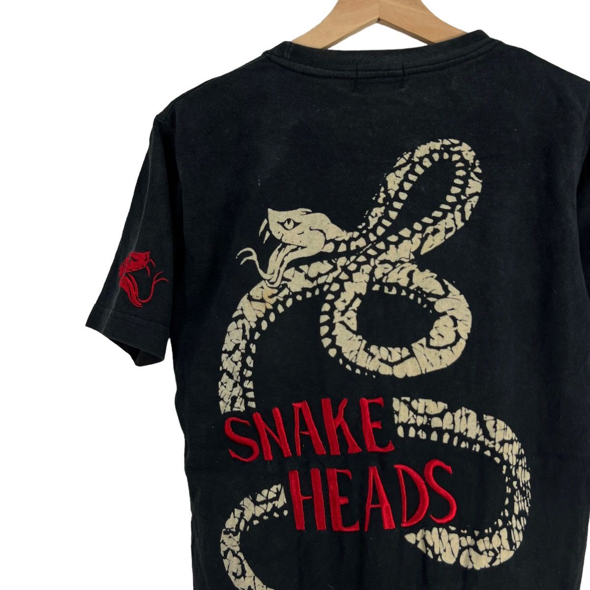 Japanese Brand VINTAGE CROWS PUNK DESIGN BIG LOGO TEE RARE WEARS Size US S / EU 44-46 / 1 - 5 Thumbnail