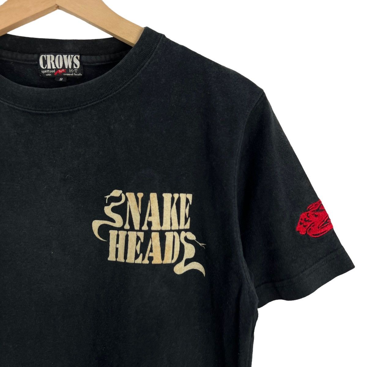 Japanese Brand VINTAGE CROWS PUNK DESIGN BIG LOGO TEE RARE WEARS Size US S / EU 44-46 / 1 - 7 Thumbnail