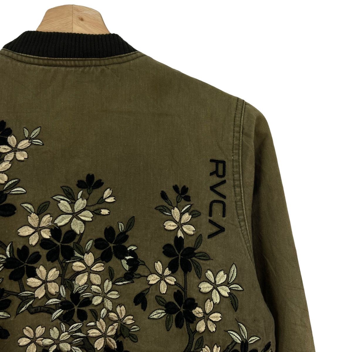 Japanese Brand VINTAGE BOMBER JACKET RVCA BIG LOGO Size US M / EU 48-50 / 2 - 11 Thumbnail