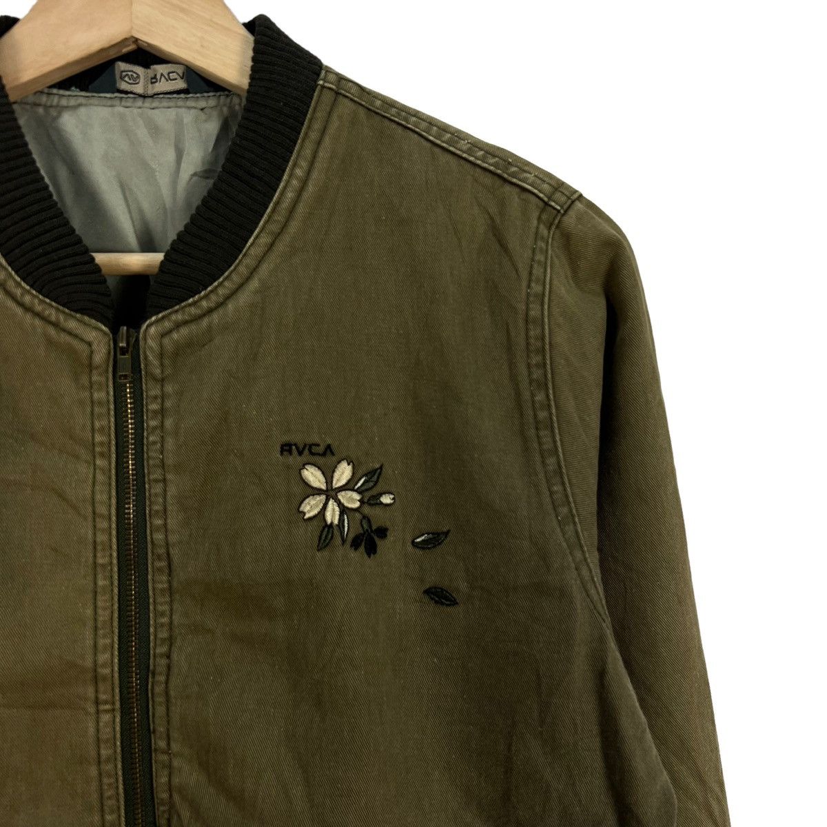 Japanese Brand VINTAGE BOMBER JACKET RVCA BIG LOGO Size US M / EU 48-50 / 2 - 7 Thumbnail