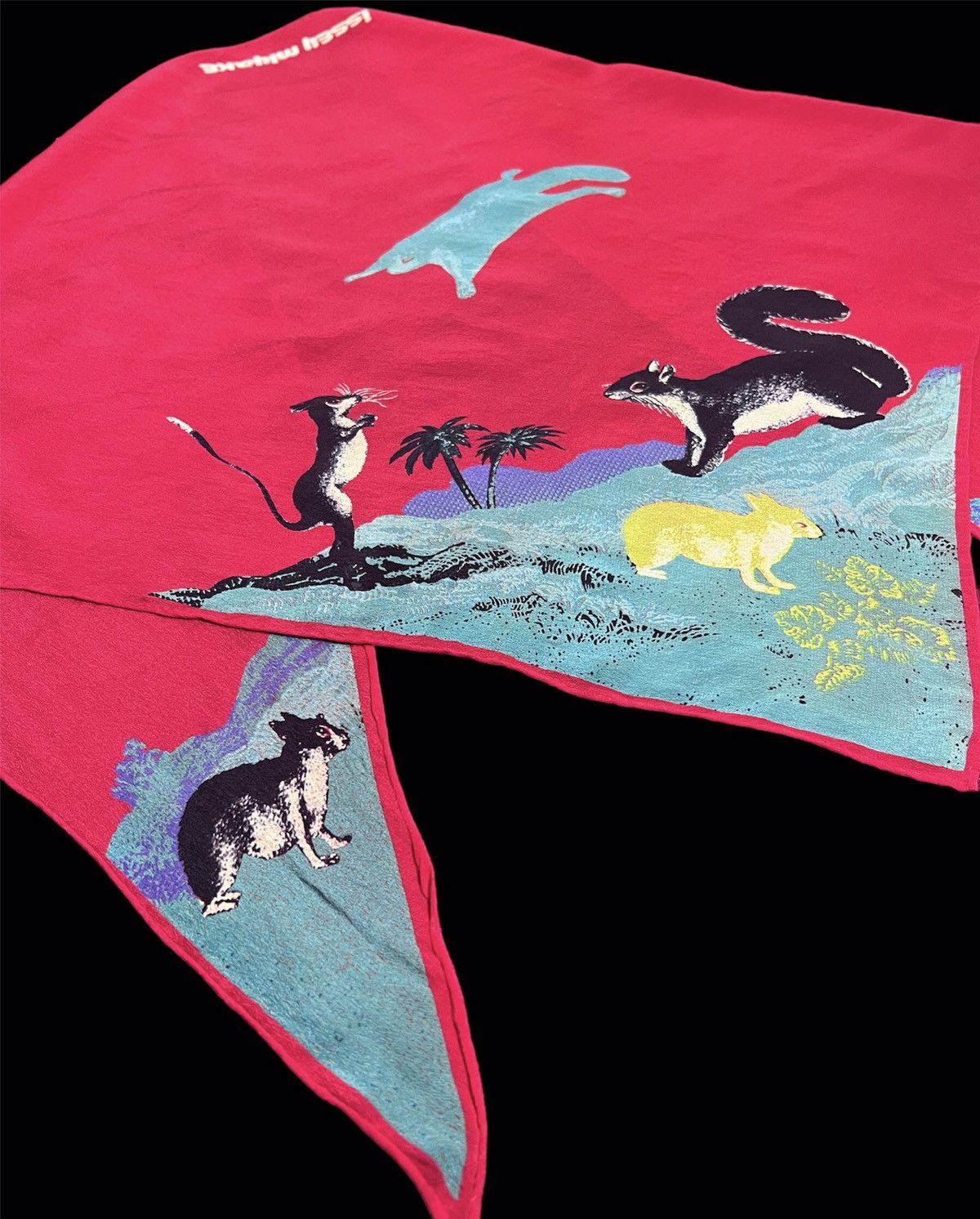 Issey Miyake 💥NEED GONE💥Issey Miyake Animal Short Scarves Size ONE SIZE - 8 Thumbnail