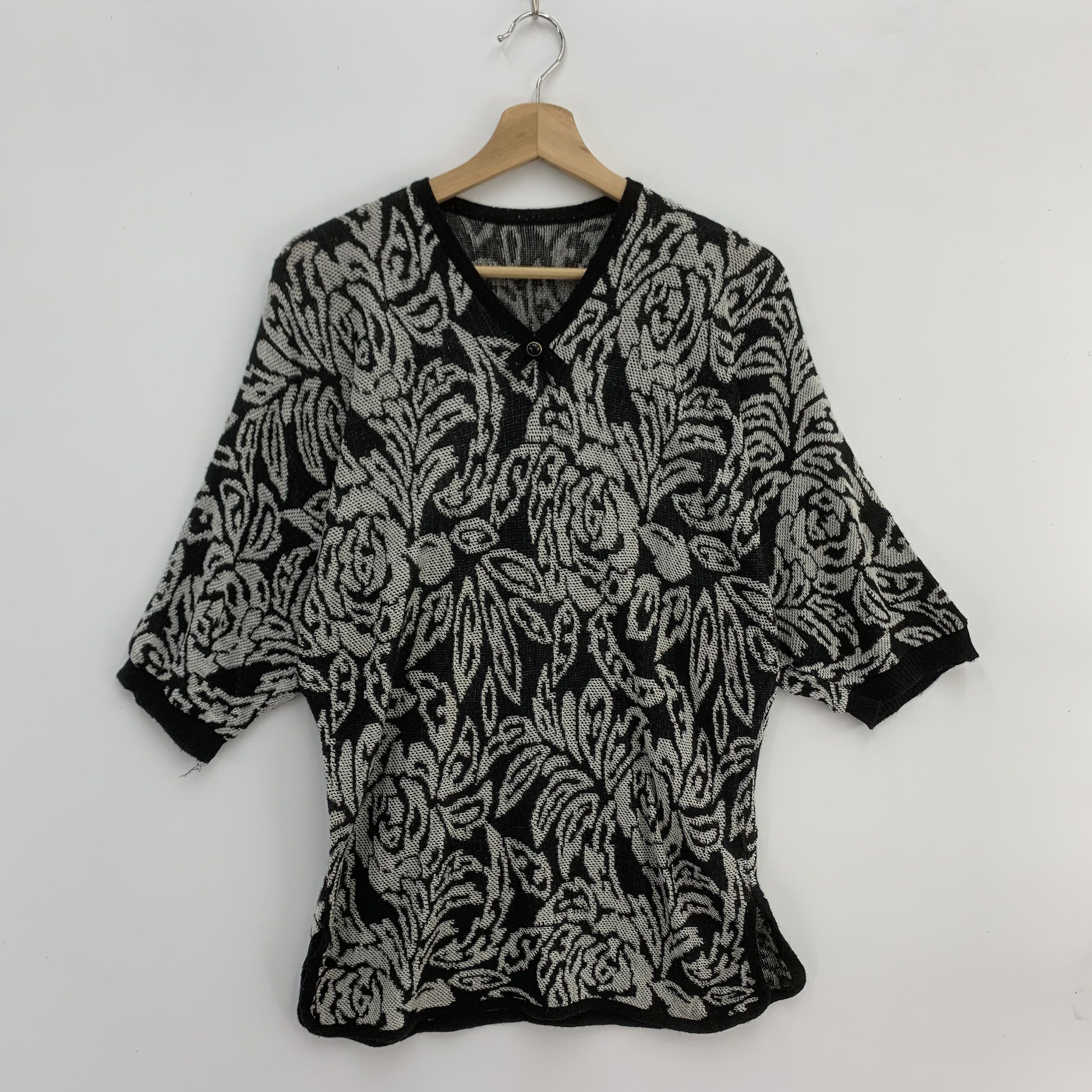 Japanese Brand × Vintage Vintage Knit Sweater Flowers Pattern Size ONE SIZE - 1 Thumbnail