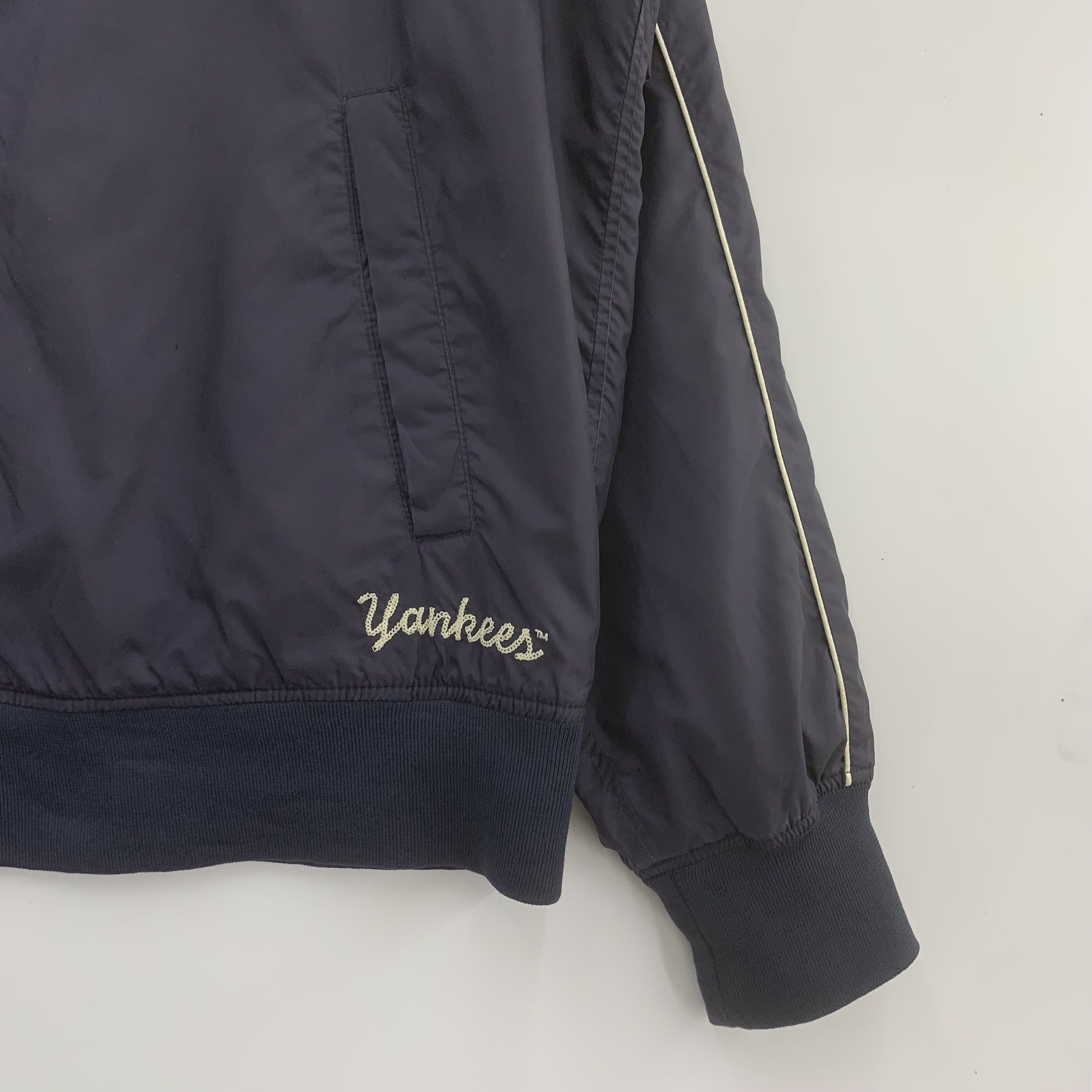 Japanese Brand × New York Yankees × Uniqlo New York Yankees x Uniqlo Jacket Windbreaker Hooded Size US XL / EU 56 / 4 - 5 Thumbnail