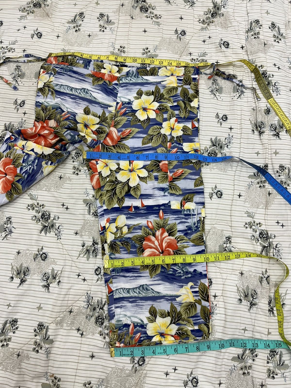 Stussy (Hh). STUSSY FLORAL SHORTS Size US 34 / EU 50 - 11 Thumbnail