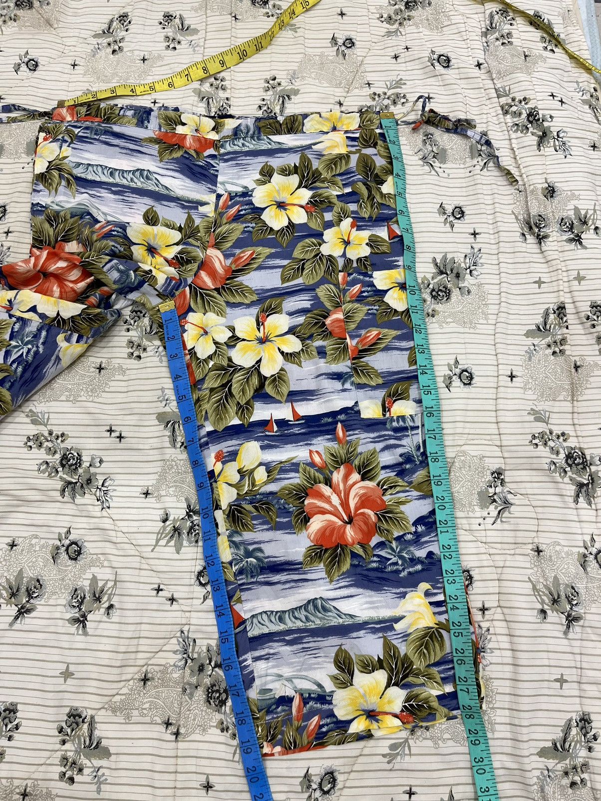 Stussy (Hh). STUSSY FLORAL SHORTS Size US 34 / EU 50 - 12 Thumbnail