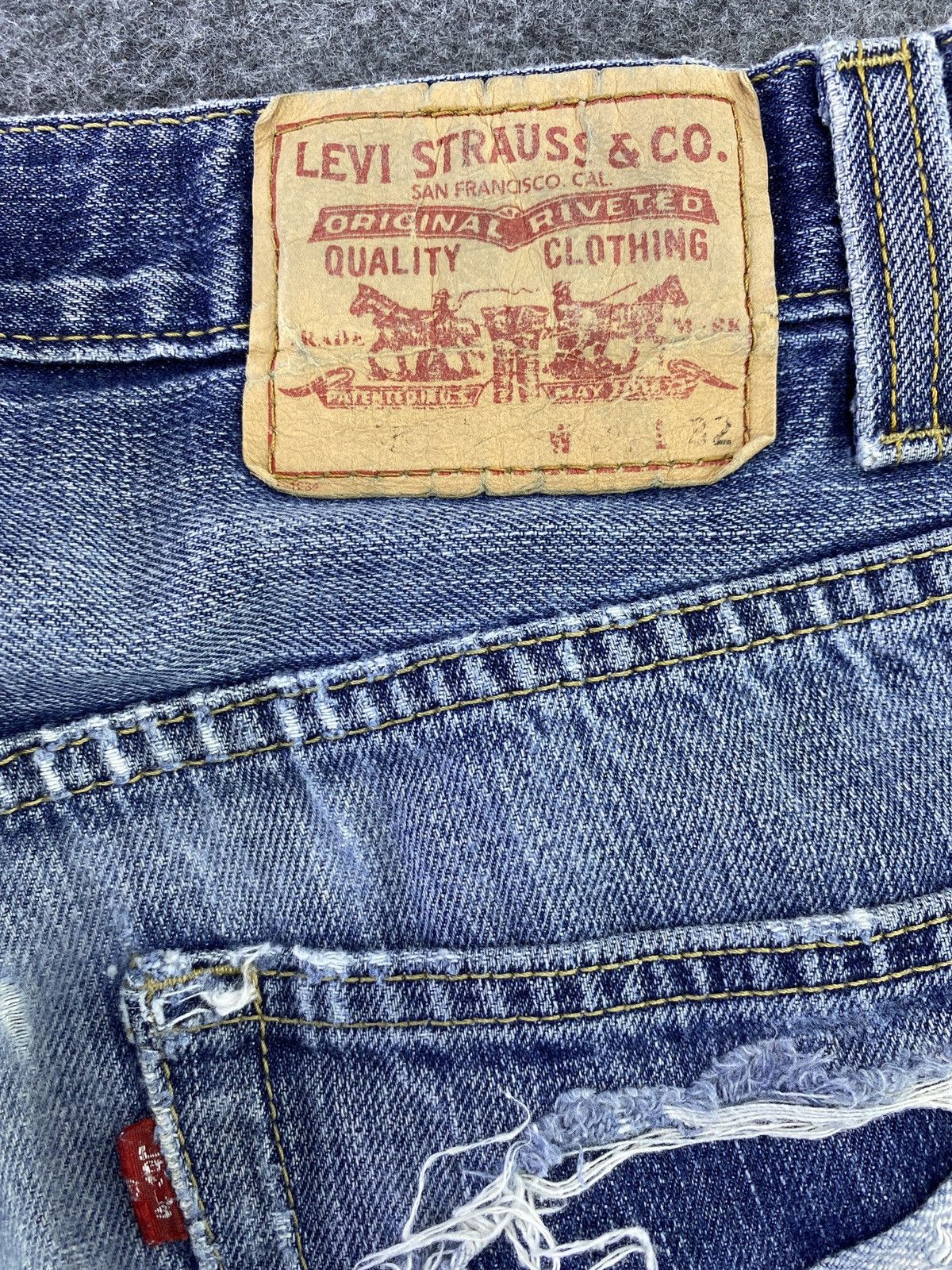 Levi's VINTAGE LEVI'S 557 DISTRESS BLUE WASH JEANS - J612 Size US 30 / EU 46 - 9 Thumbnail