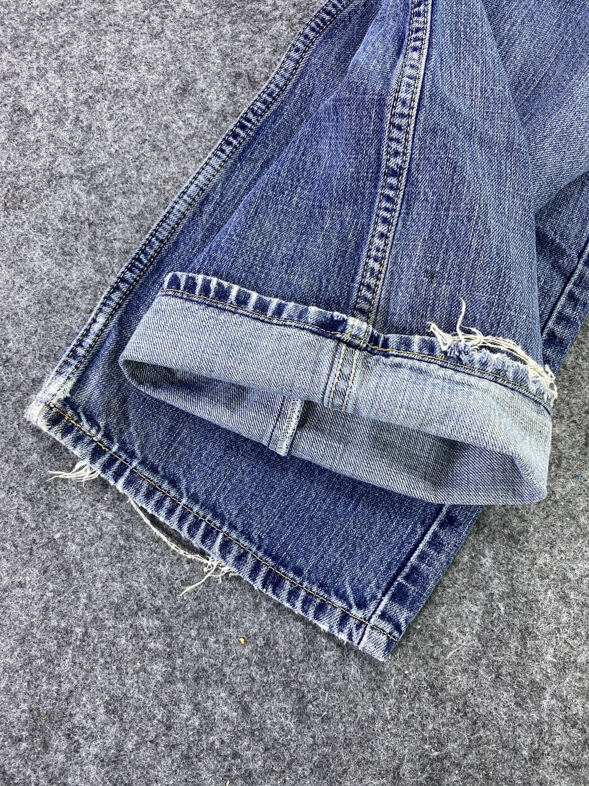 Levi's VINTAGE LEVI'S 557 DISTRESS BLUE WASH JEANS - J612 Size US 30 / EU 46 - 7 Thumbnail