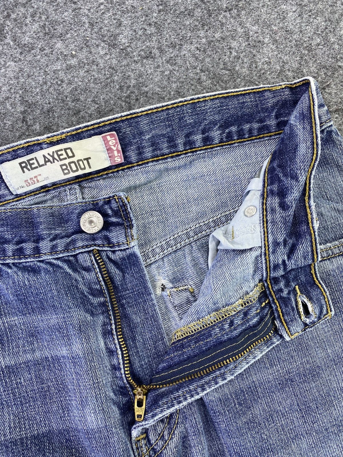 Levi's VINTAGE LEVI'S 557 DISTRESS BLUE WASH JEANS - J612 Size US 30 / EU 46 - 3 Thumbnail