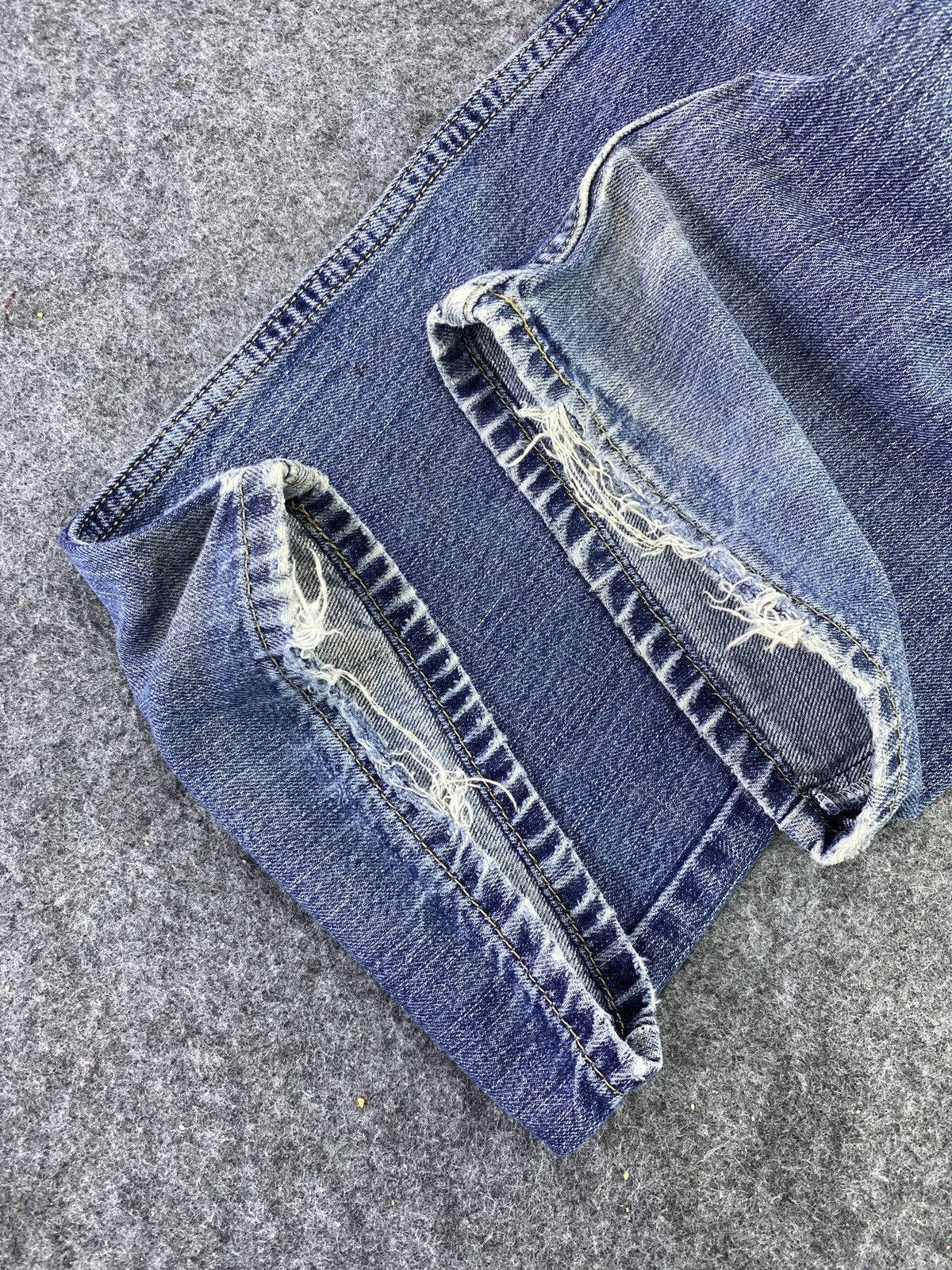 Levi's VINTAGE LEVI'S 557 DISTRESS BLUE WASH JEANS - J612 Size US 30 / EU 46 - 8 Thumbnail