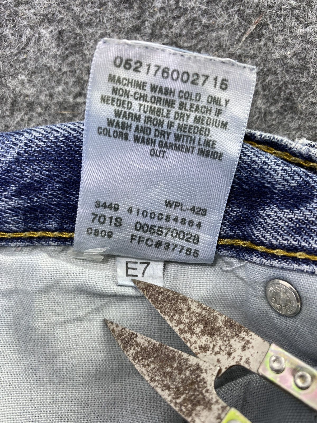 Levi's VINTAGE LEVI'S 557 DISTRESS BLUE WASH JEANS - J612 Size US 30 / EU 46 - 6 Thumbnail