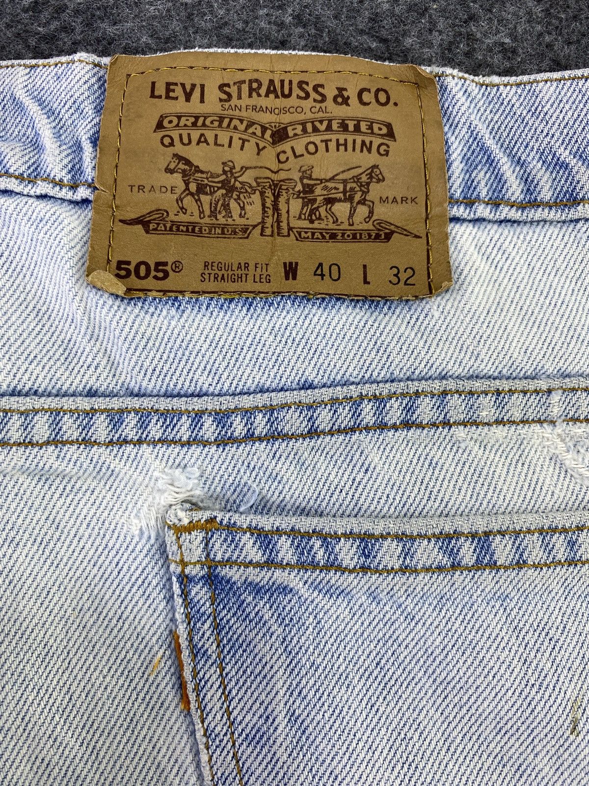 Jean × Levi's × Vintage VINTAGE 90s LEVIS 505 Light BLUE WASH JEANS - J613 Size US 40 / EU 56 - 9 Thumbnail