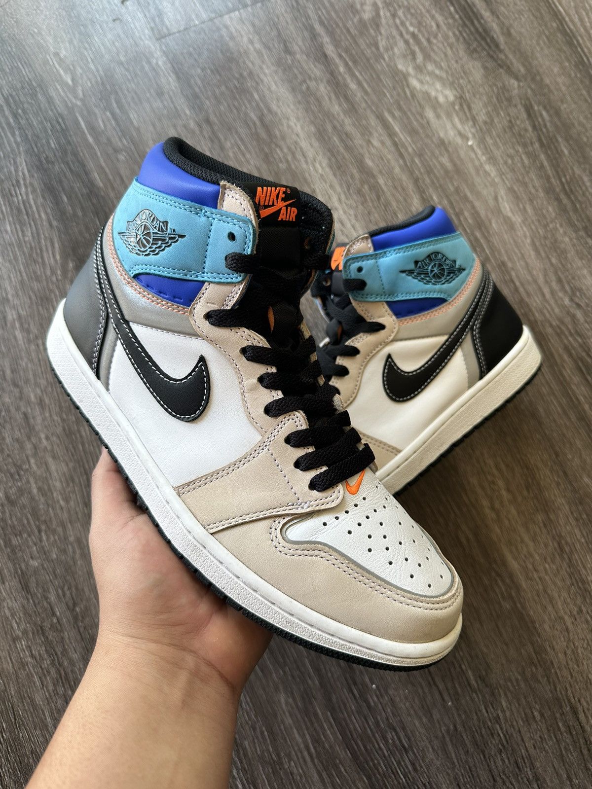 aj1 orange black white