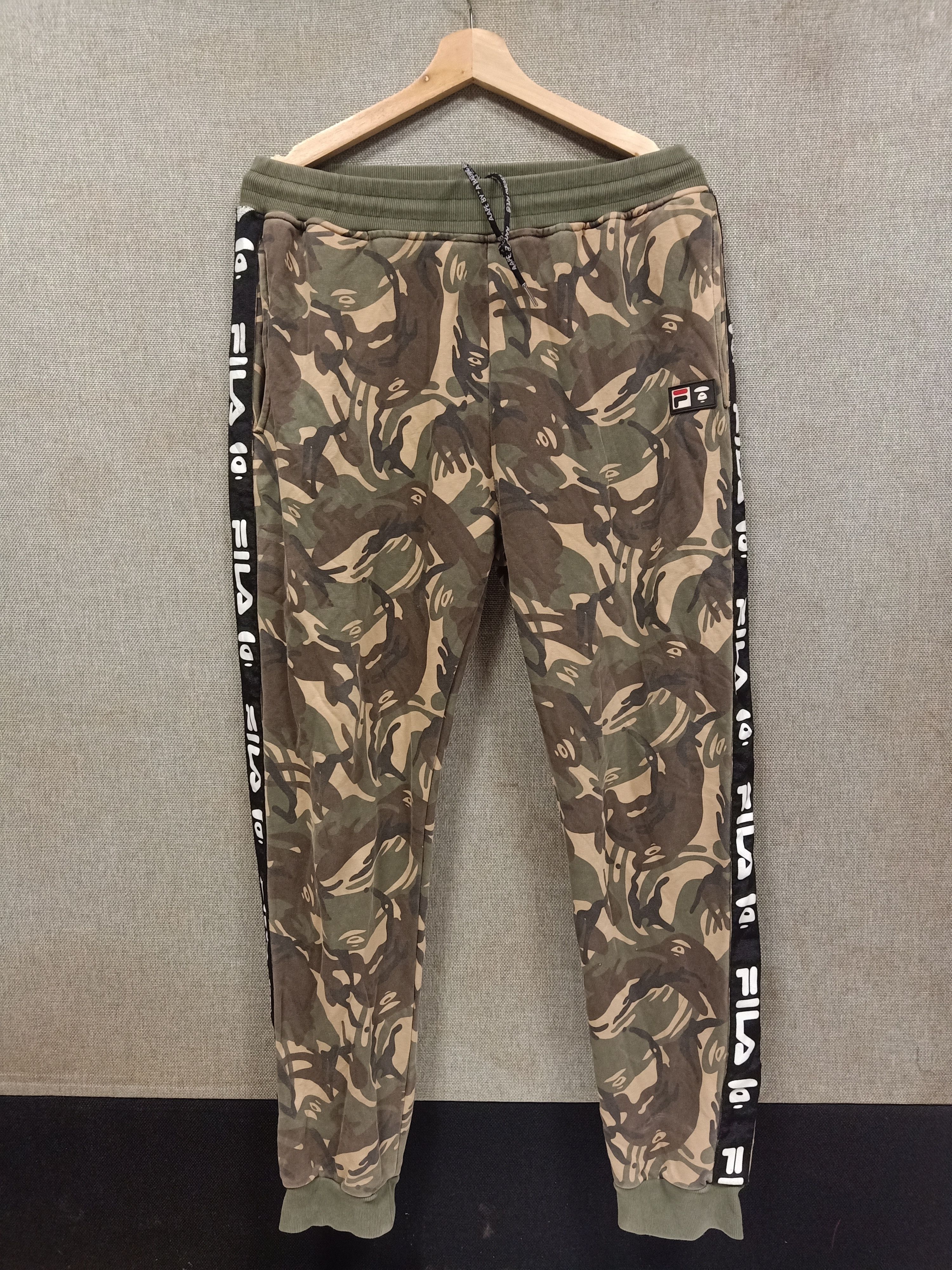 image of Jogger Panta Fila X Aape By Bathing Ape in Camo, Men's (Size 35)
