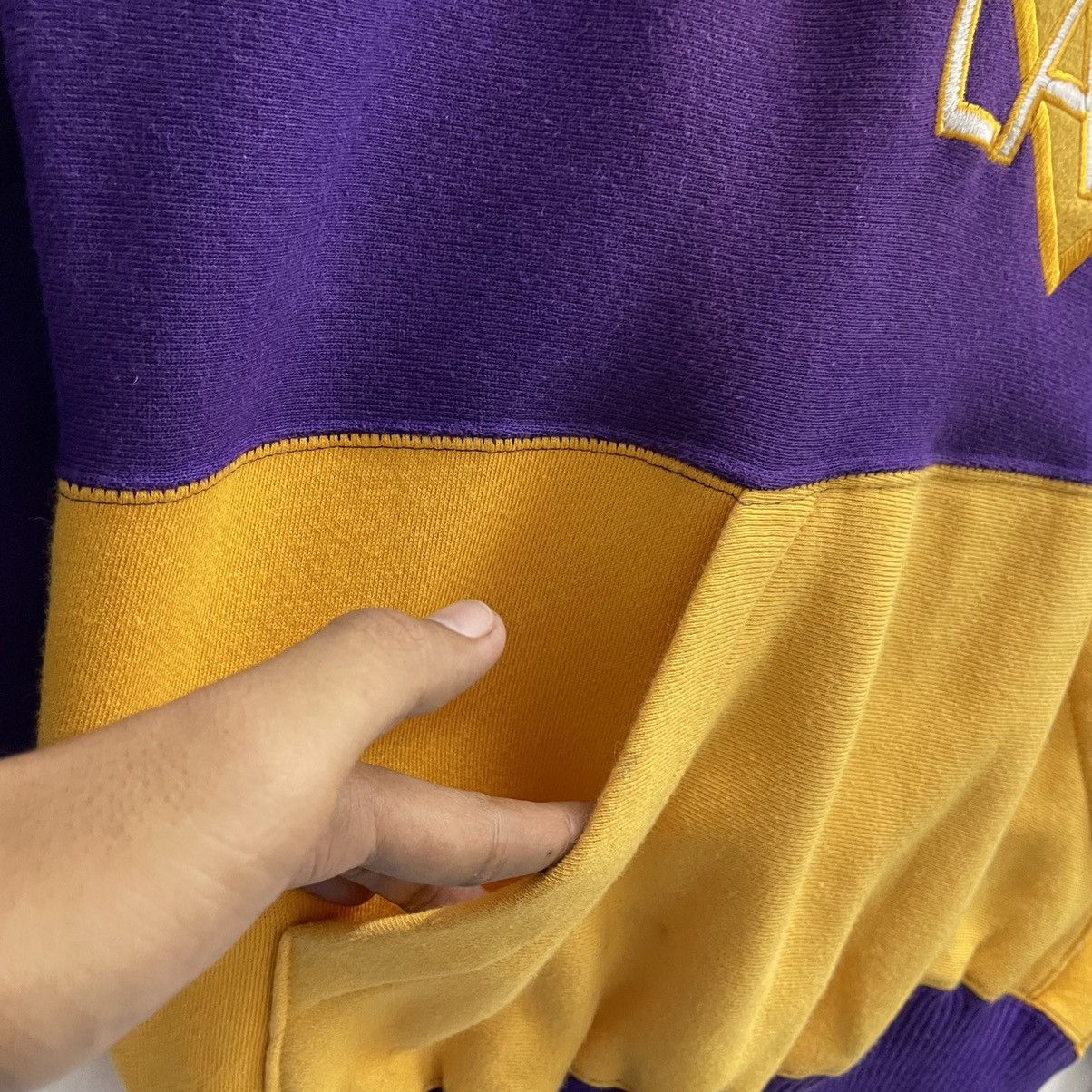 NBA × Vintage 💥90s LA LAKERS NBA EMBROIDERED LOGO HOODIE Size US L / EU 52-54 / 3 - 6 Thumbnail