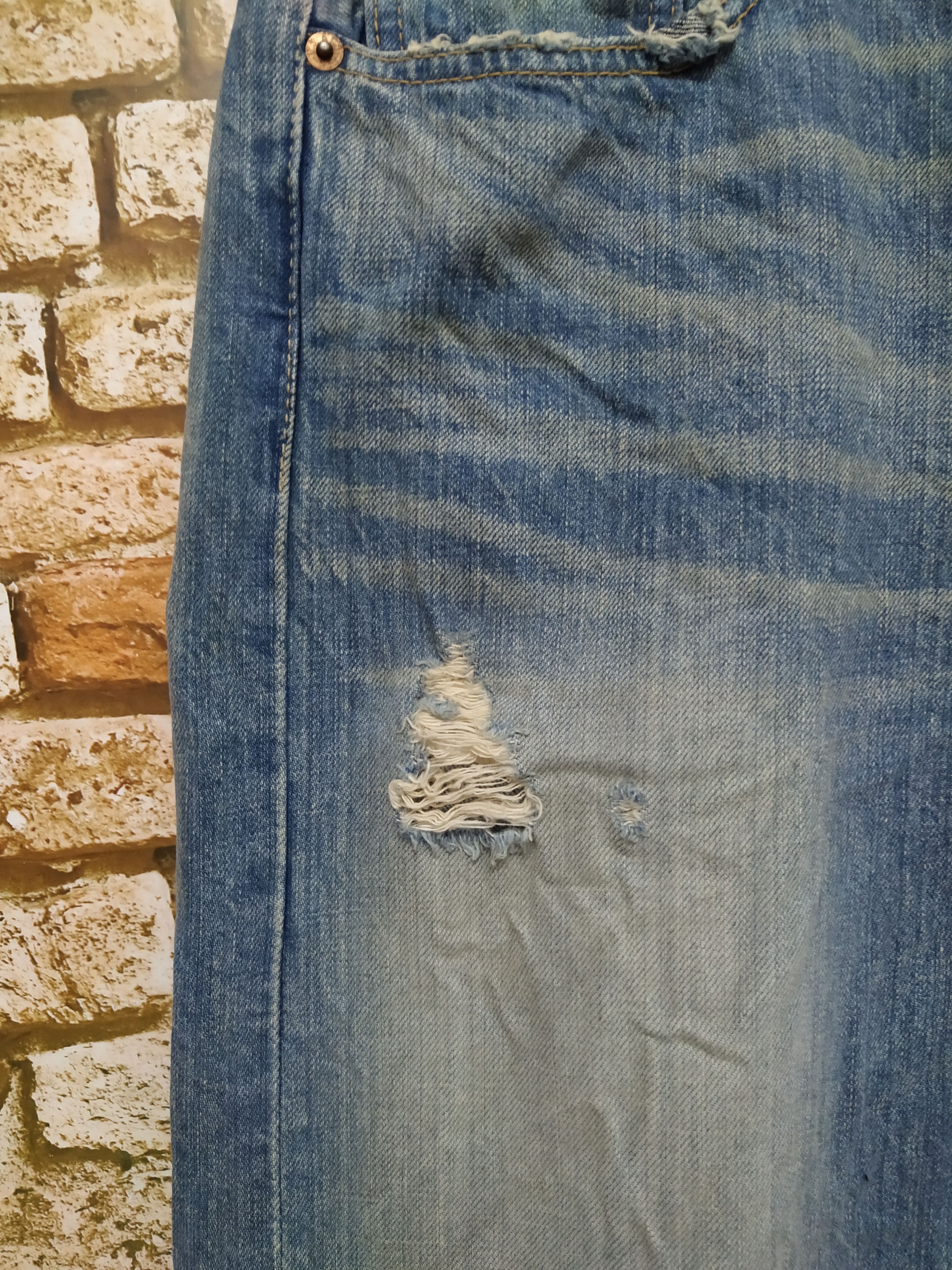 Levi's Vintage Clothing LEVIS 501 DISTRESSED DENIM (B362) Size US 32 / EU 48 - 3 Thumbnail