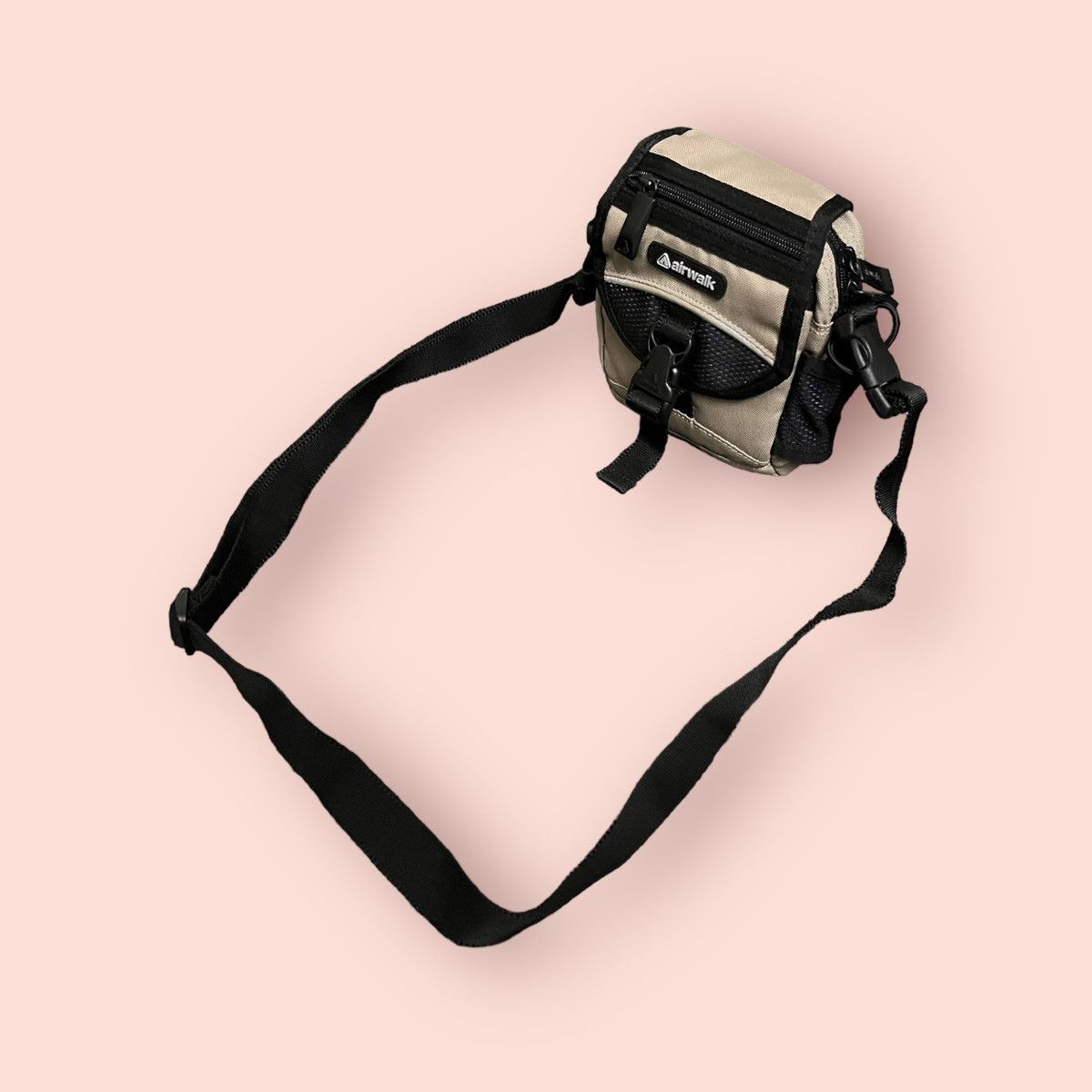 Airwalk × Japanese Brand VINTAGE AIRWALK QUICK POCKET 2WAY CROSSBODY SLING BAG Size ONE SIZE - 1 Thumbnail