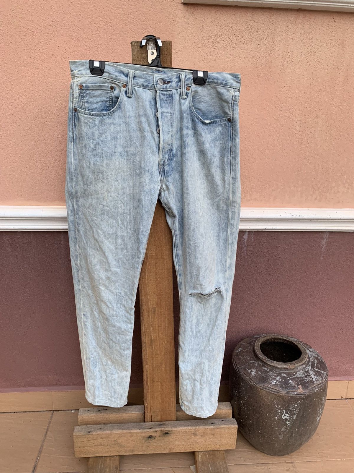 LEVIS Distressed Denim button number 4001 light blue