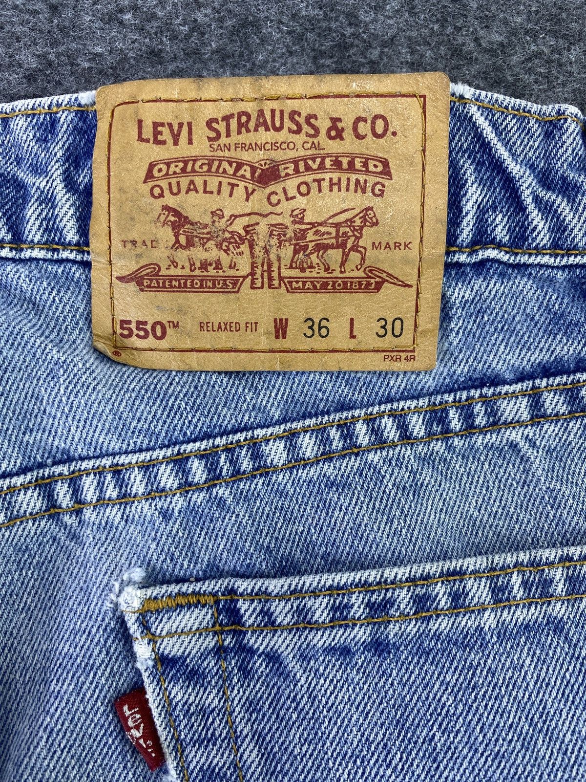 Levi's 90s VINTAGE LEVI'S 550 DISTRESS BLUE WASH JEANS - J657 Size US 36 / EU 52 - 9 Thumbnail