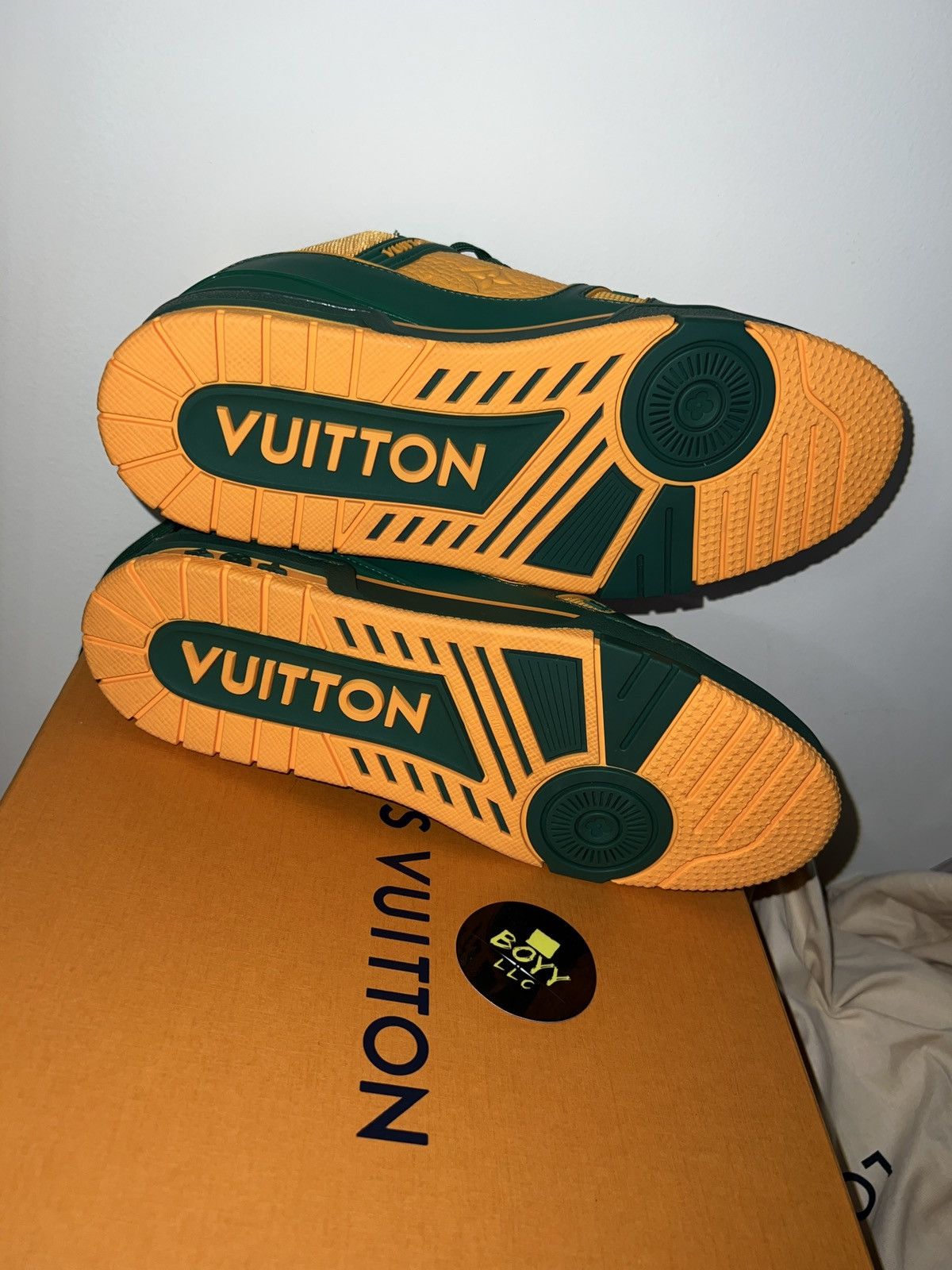 Louis Vuitton Louis Vuitton monogram sneakers LV6 US8 Size US 8 / EU 41 - 12 Thumbnail