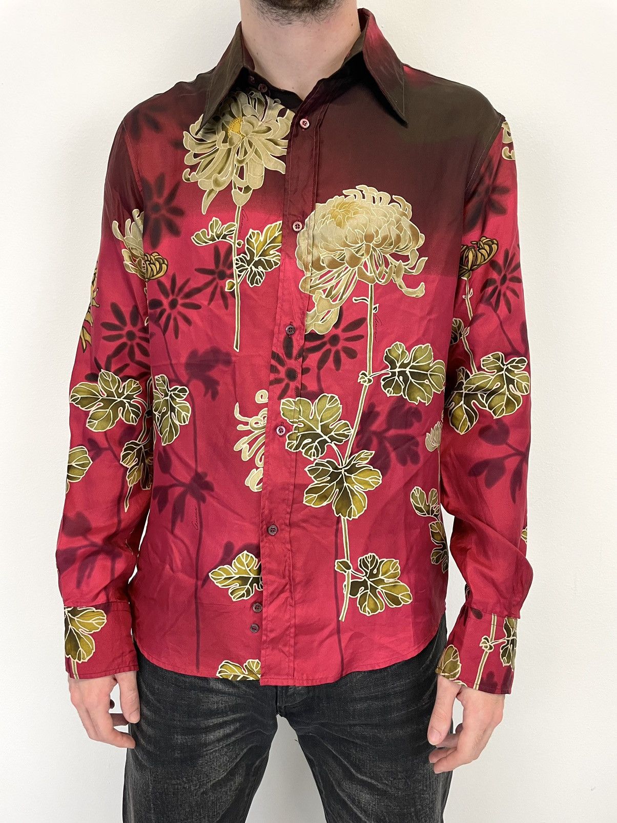 image of Gucci x Tom Ford Ss2001 Tom Ford Chrysanthemum Floral Print Silk Shirt in Red/Black/Gold (Size Medi