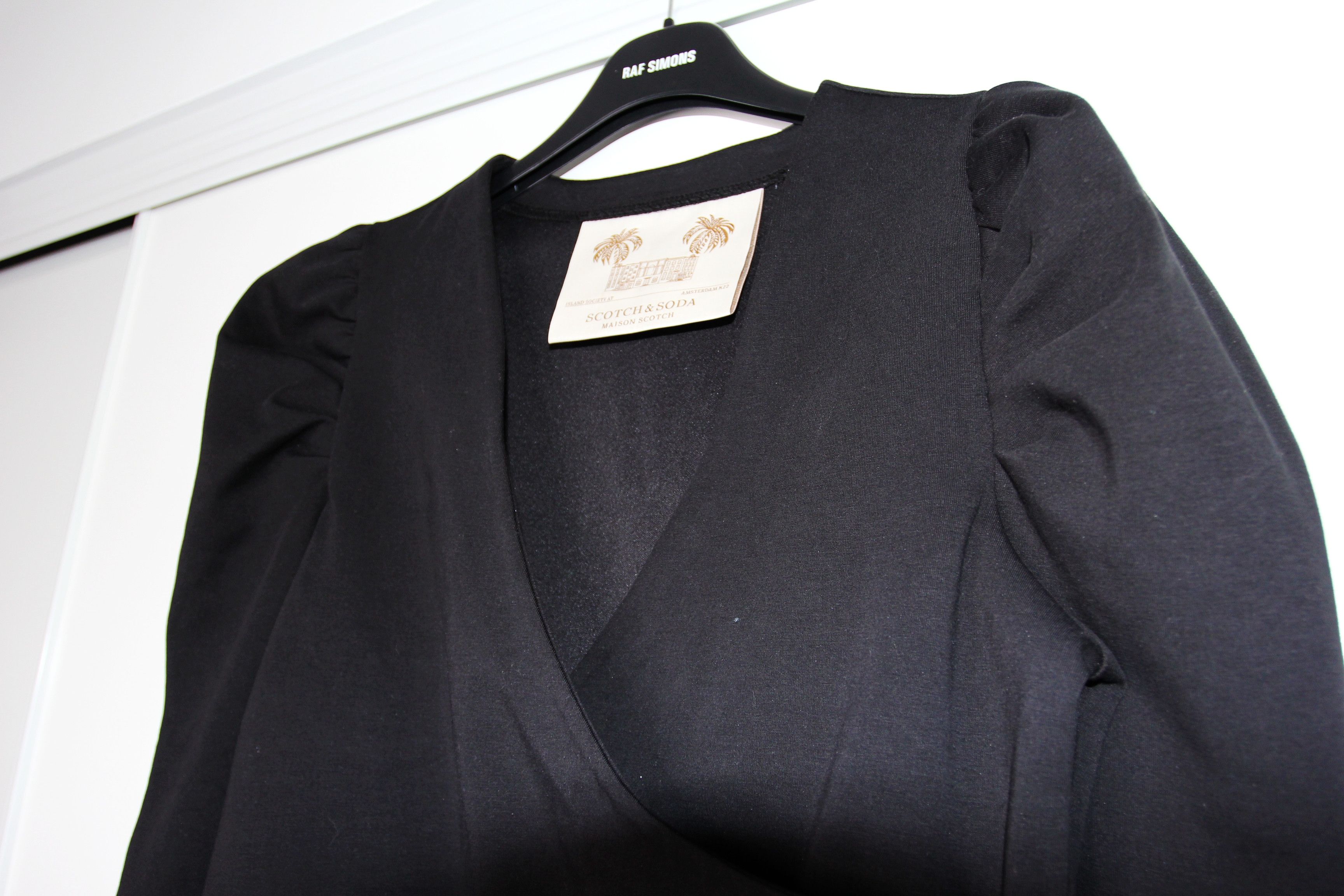 Scotch & Soda BNWT AW21 SCOTCH & SODA CROSSOVER PUFF-SHOULDER SWEATSHIRT M Size M / US 6-8 / IT 42-44 - 4 Thumbnail