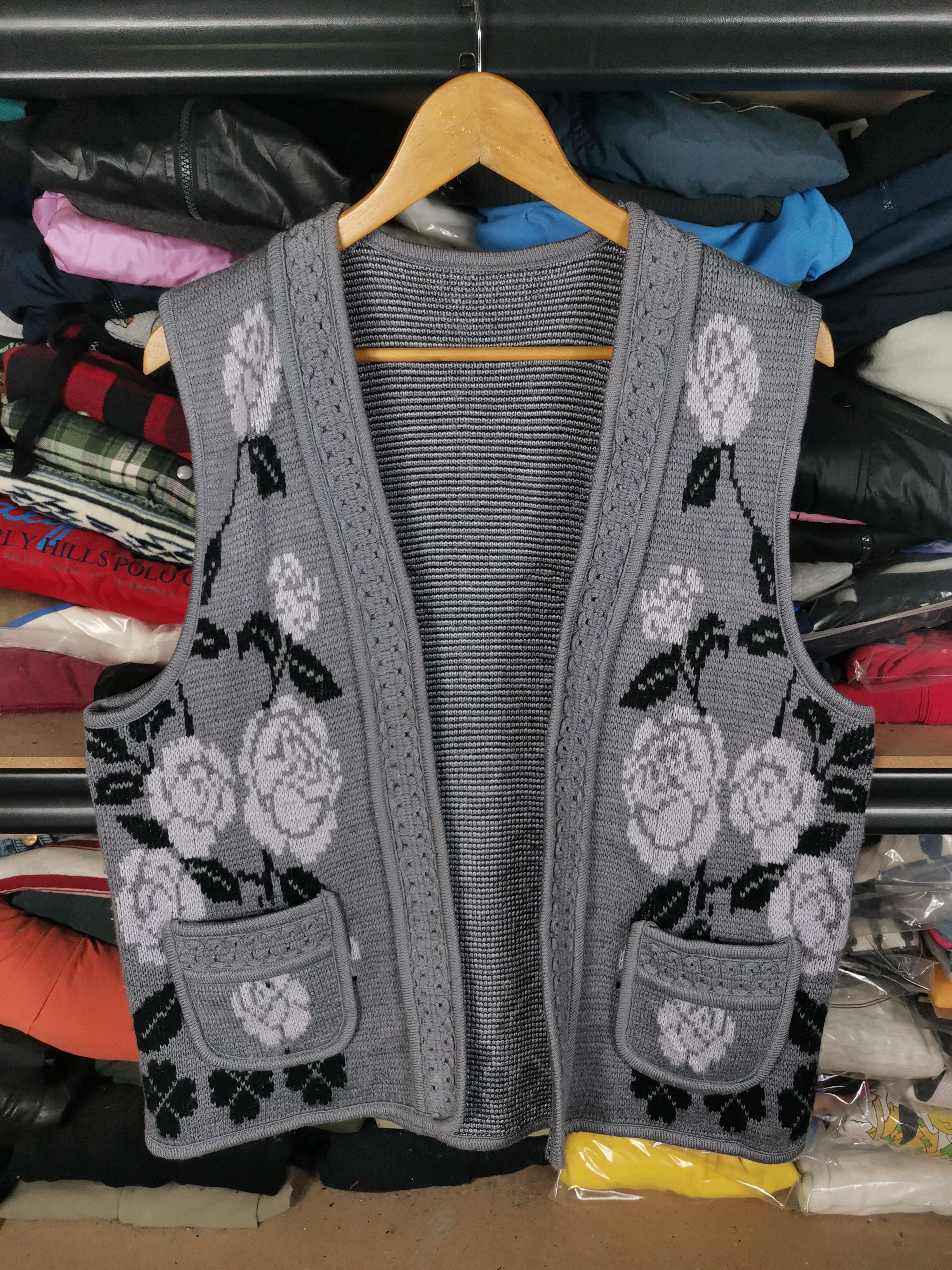 Japanese Brand Vintage Knit Cardigan Vest By Floral Nice Design Size US M / EU 48-50 / 2 - 1 Thumbnail