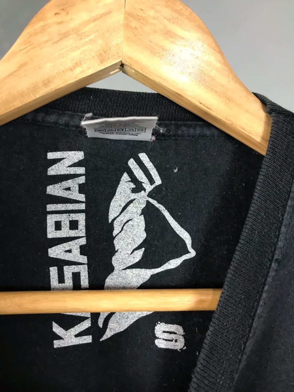 Band Tees Kasabian 2011 Vintage Rock Tee Size US S / EU 44-46 / 1 - 5 Thumbnail