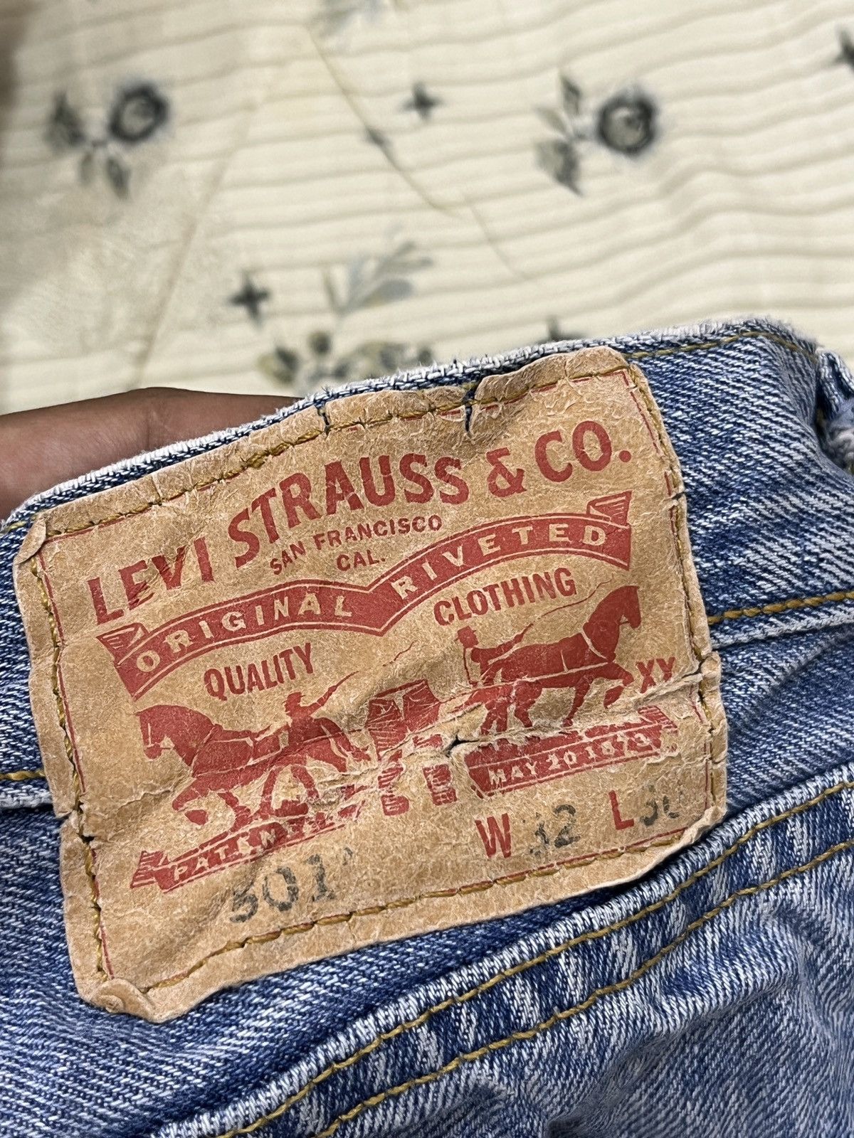 Levi's (Dddd). LEVIS 501 DISTRESSED DENIM Size US 33 - 13 Thumbnail