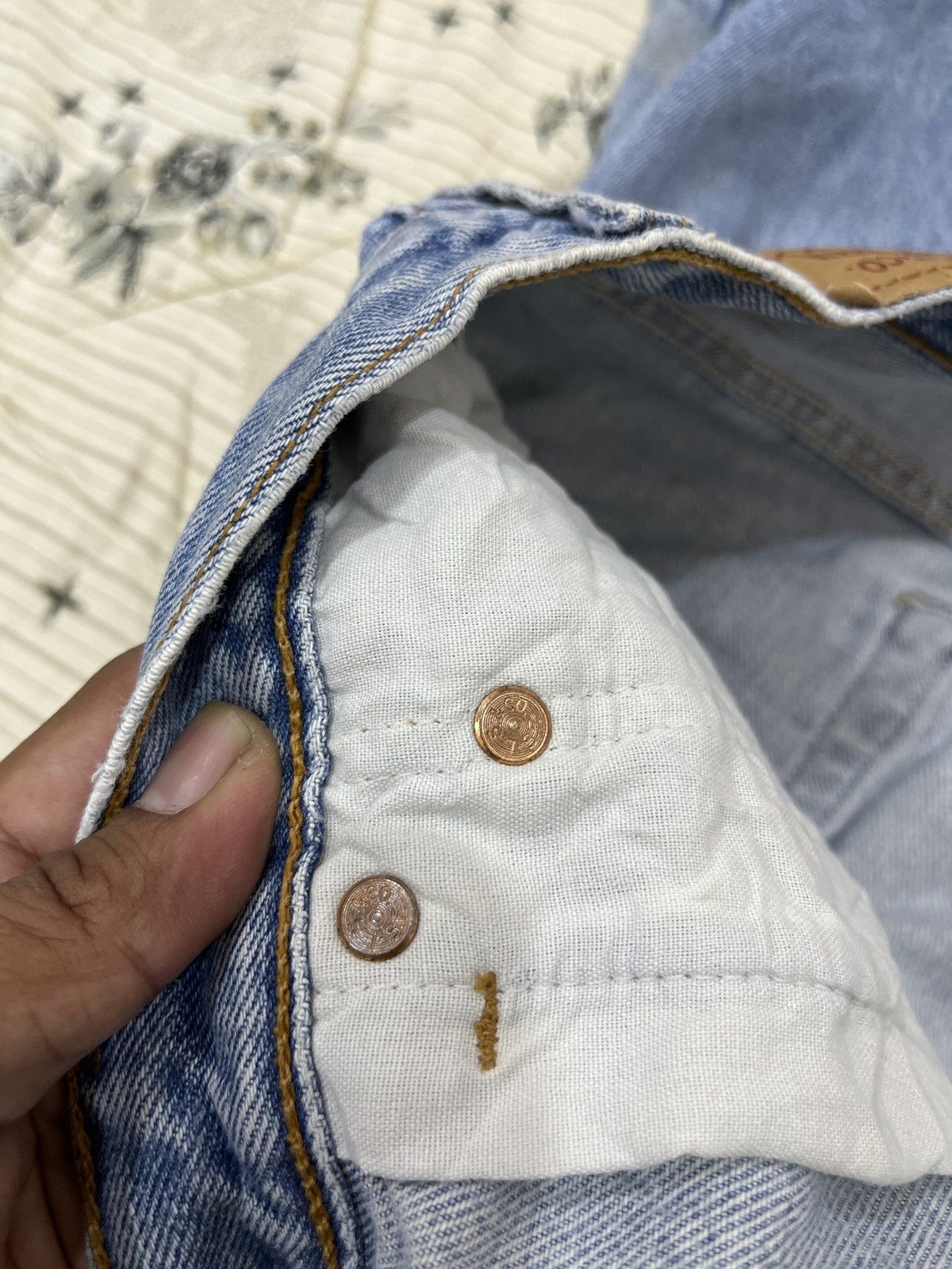 Levi's (Dddd). VINTAGE LEVIS 501 DISTRESSED DENIM Size US 33 - 10 Thumbnail