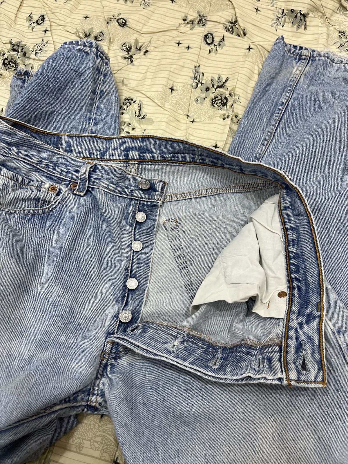 Levi's (Dddd). VINTAGE LEVIS 501 DISTRESSED DENIM Size US 33 - 7 Thumbnail