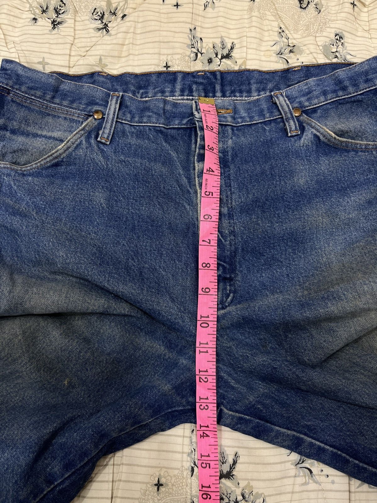 Vintage (Dddd). VINTAGE WRANGLER DISTRESSED DENIM Size US 37 - 19 Thumbnail