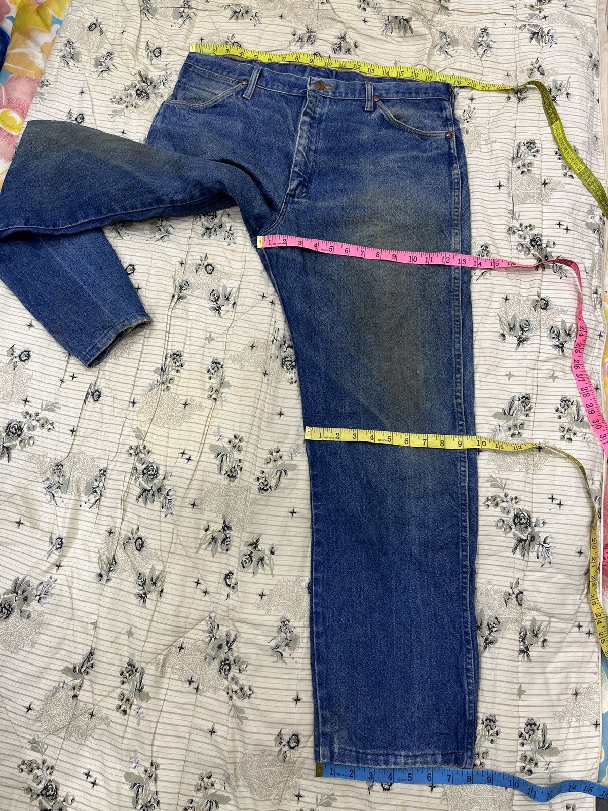 Vintage (Dddd). VINTAGE WRANGLER DISTRESSED DENIM Size US 37 - 17 Thumbnail