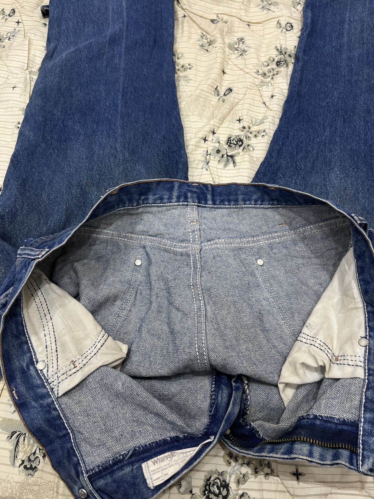 Vintage (Dddd). VINTAGE WRANGLER DISTRESSED DENIM Size US 37 - 13 Thumbnail
