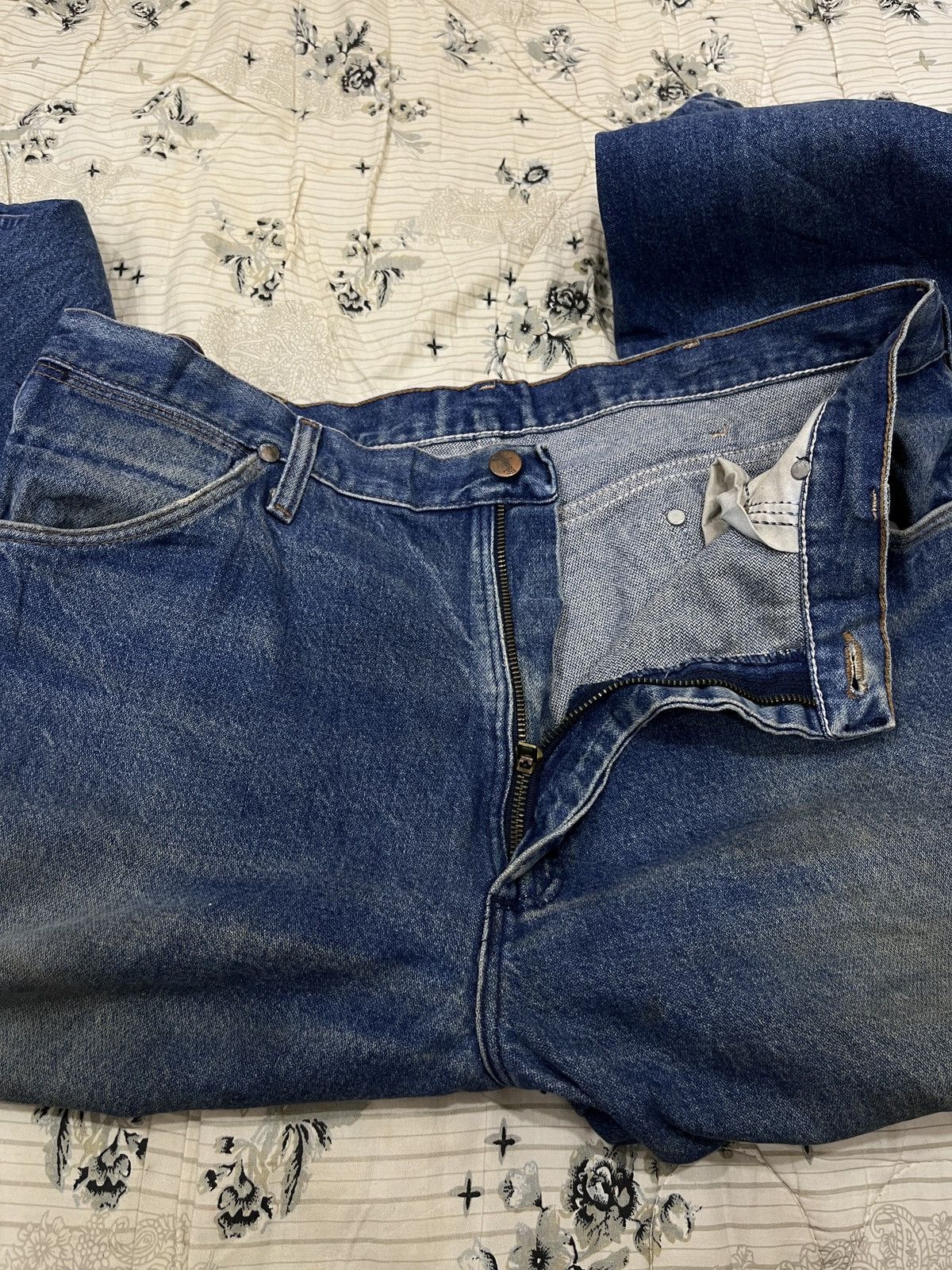 Vintage (Dddd). VINTAGE WRANGLER DISTRESSED DENIM Size US 37 - 7 Thumbnail