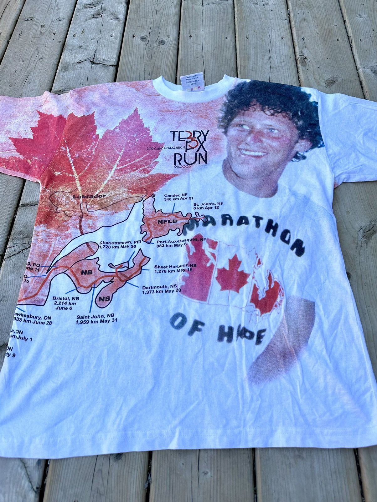 RARE Vintage Y2K AOP Canadiana Terry Fox Marathon T-Shirt