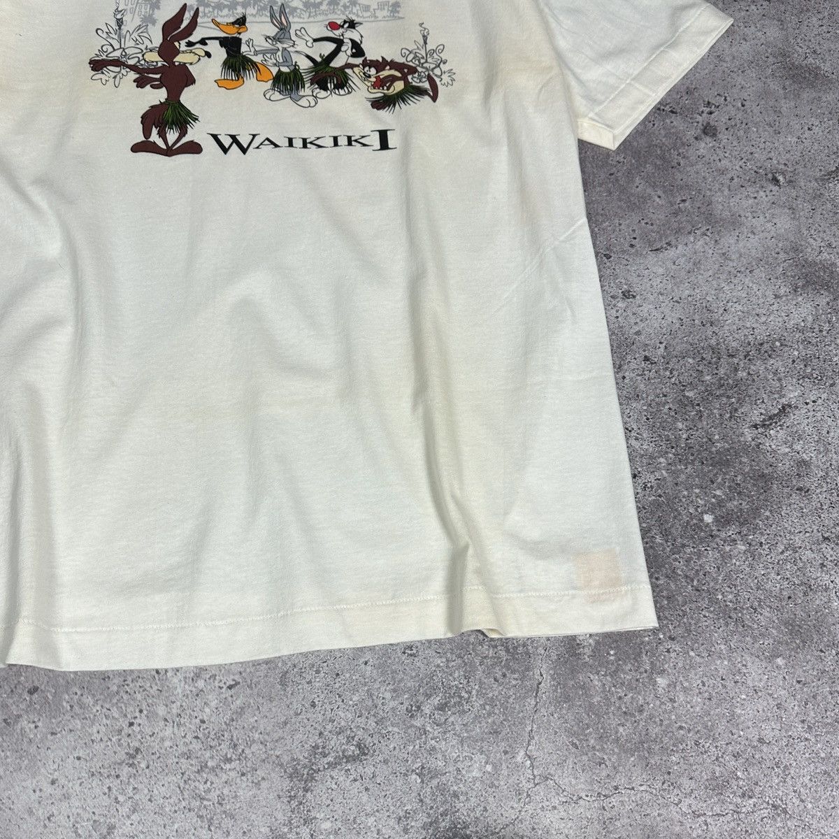 Vintage Vintage 90s Warner Bros Looney Tunes Waikiki Hawaii tee rare Size US L / EU 52-54 / 3 - 5 Thumbnail