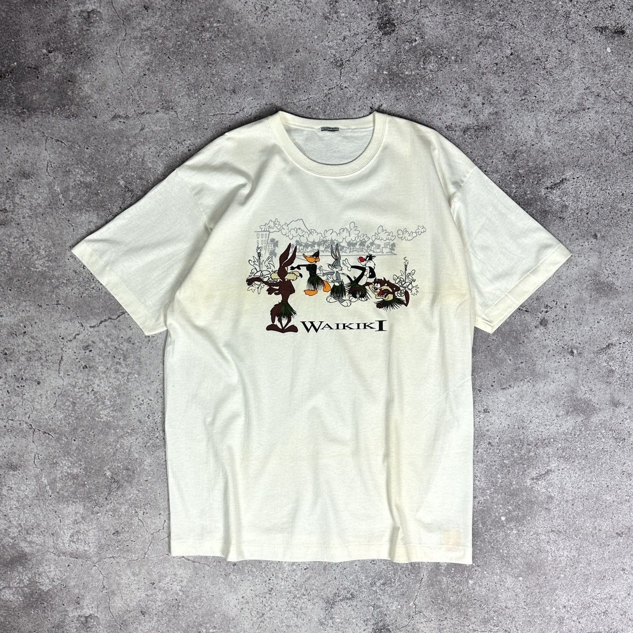 Vintage Vintage 90s Warner Bros Looney Tunes Waikiki Hawaii tee rare Size US L / EU 52-54 / 3 - 1 Thumbnail