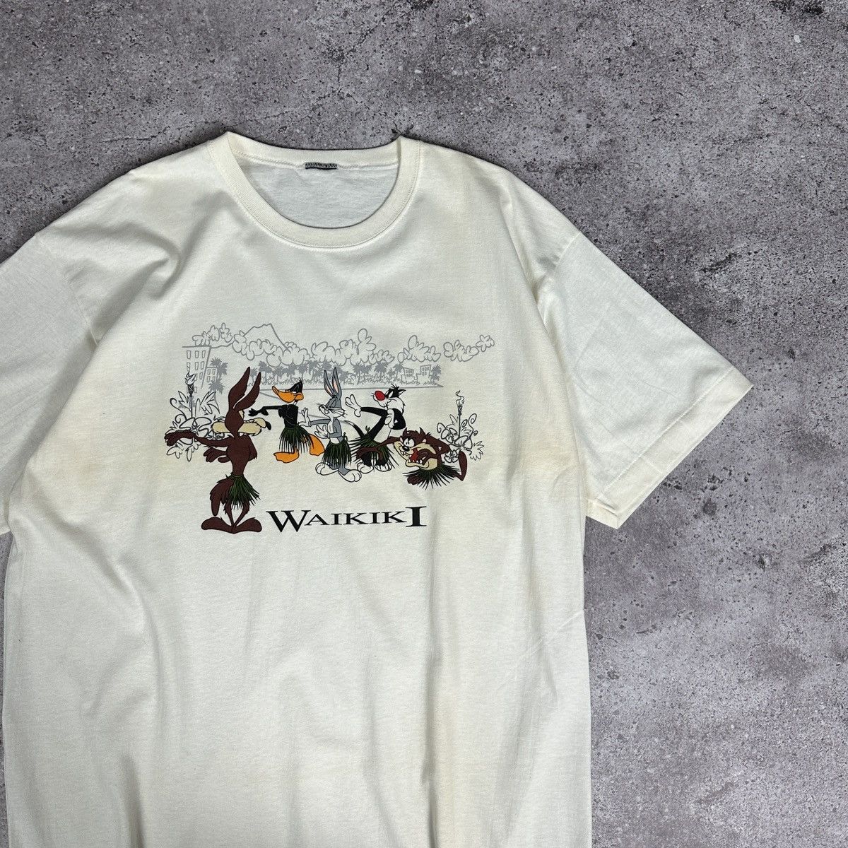 Vintage Vintage 90s Warner Bros Looney Tunes Waikiki Hawaii tee rare Size US L / EU 52-54 / 3 - 4 Thumbnail