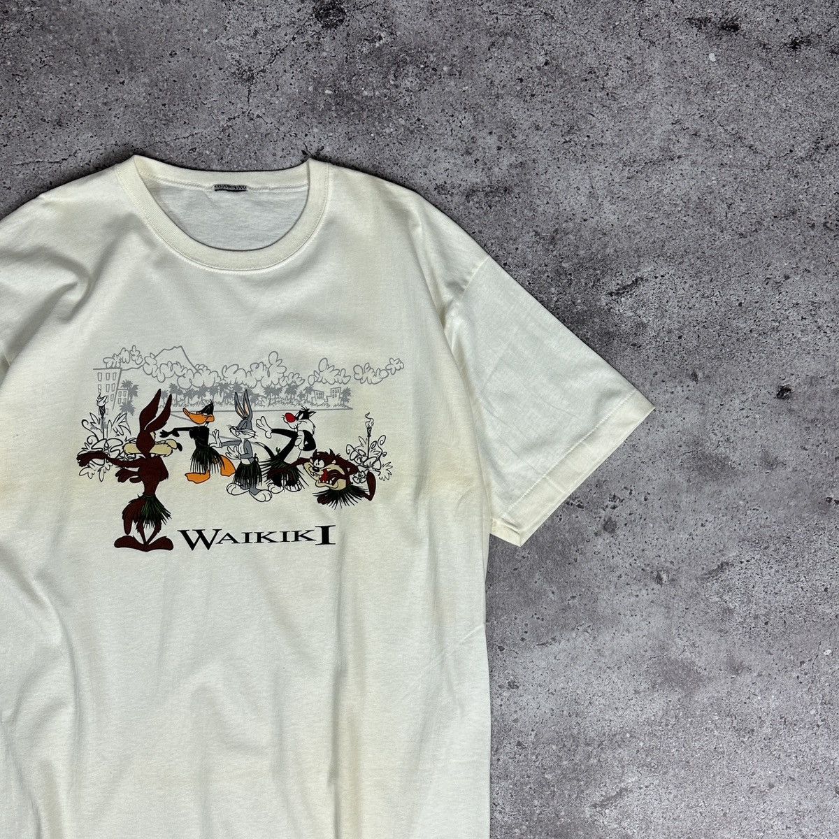 Vintage Vintage 90s Warner Bros Looney Tunes Waikiki Hawaii tee rare Size US L / EU 52-54 / 3 - 2 Thumbnail