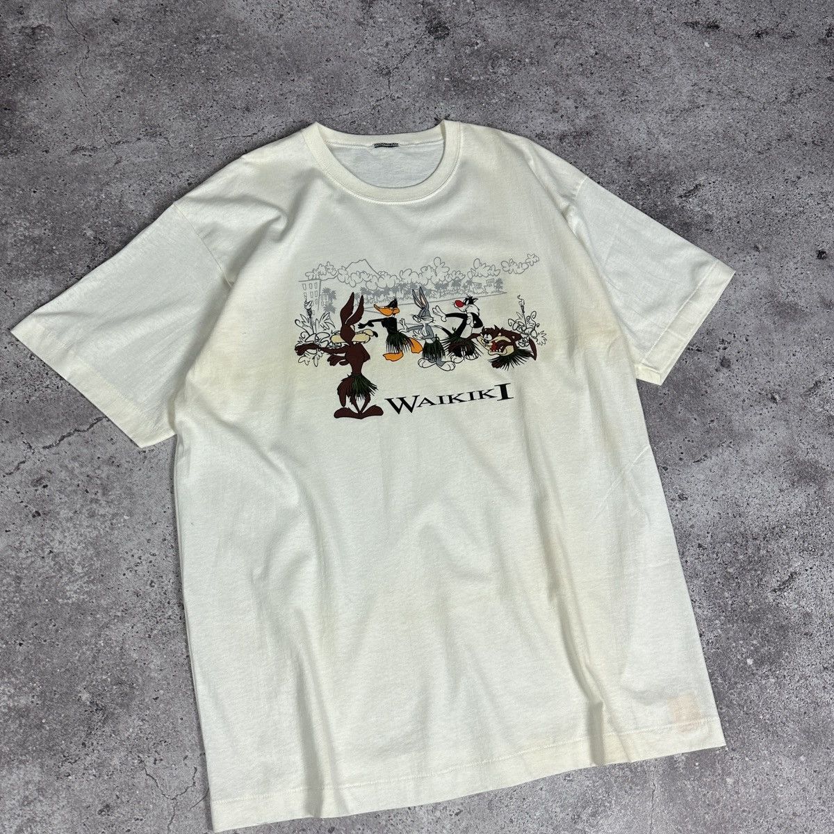 Vintage Vintage 90s Warner Bros Looney Tunes Waikiki Hawaii tee rare Size US L / EU 52-54 / 3 - 3 Thumbnail
