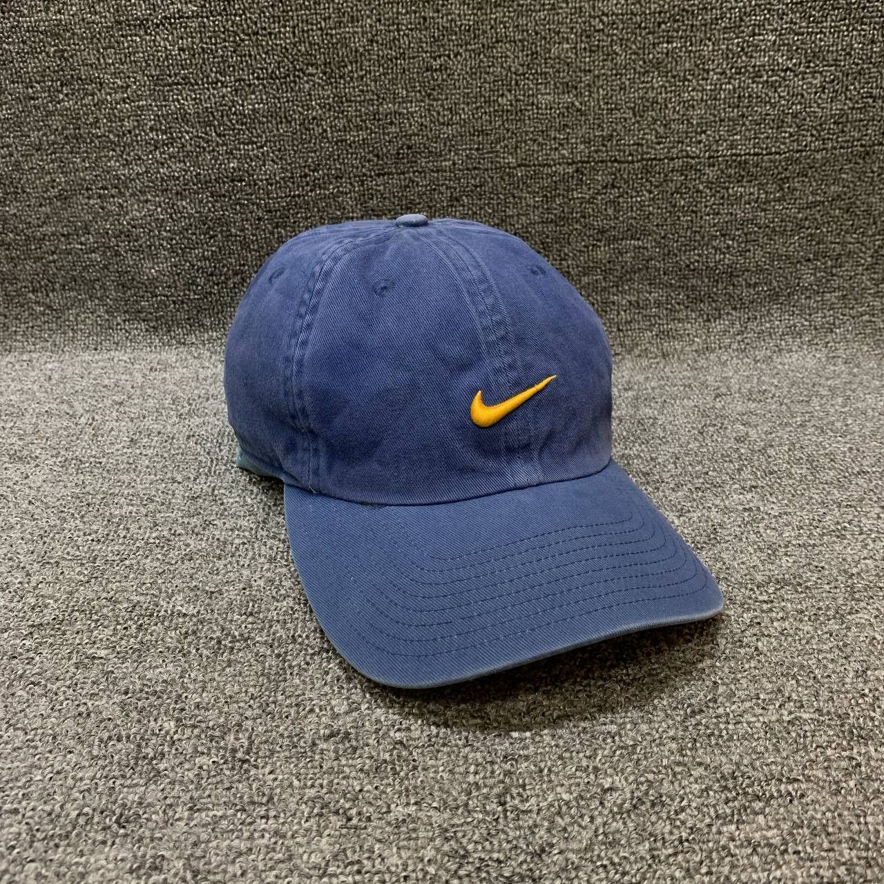 Nike vintage cap swoosh gold