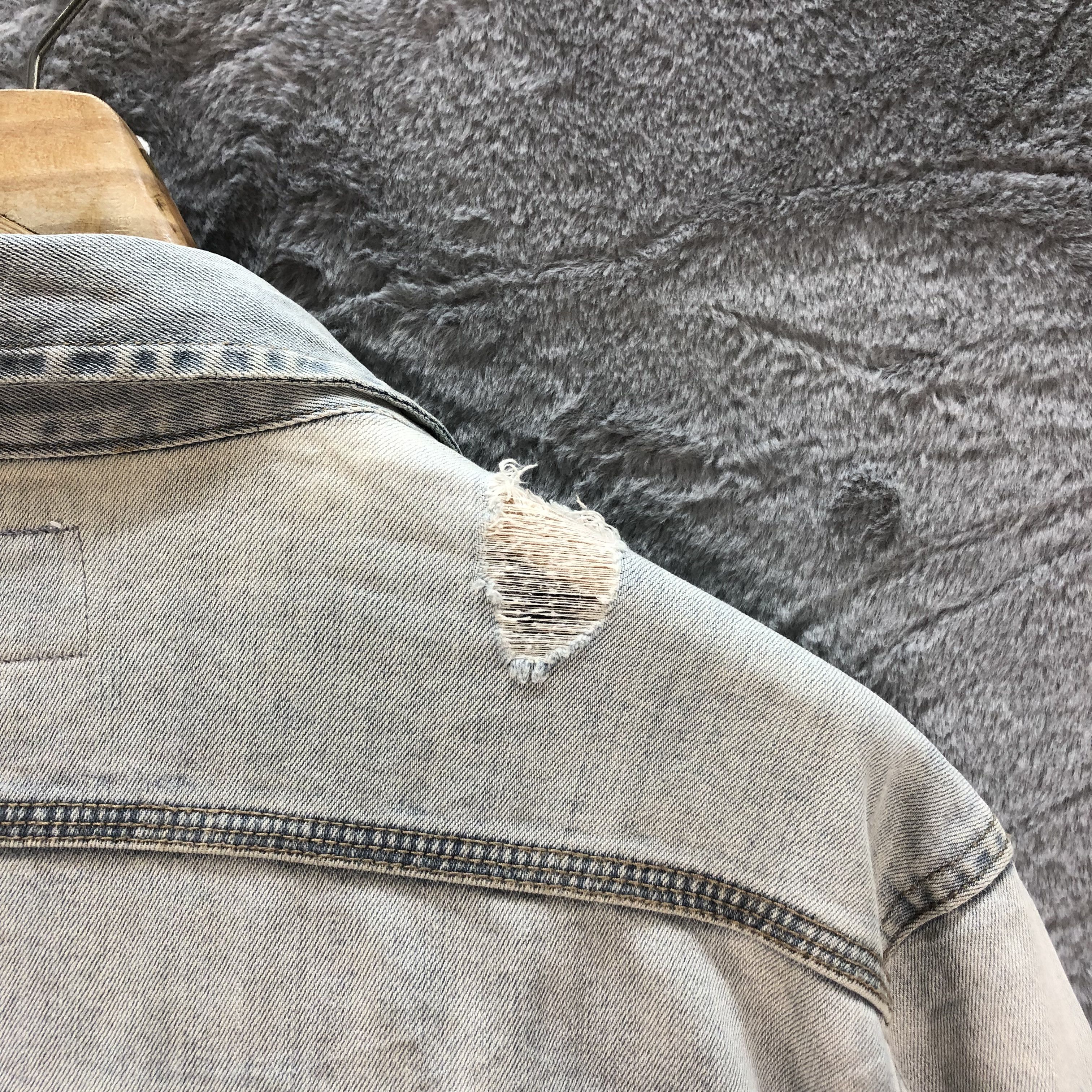Calvin Klein TRASHED🔥 CK JEANS BIG LOGO LIGHT WASH DENIM JACKET #6497-69 Size US L / EU 52-54 / 3 - 4 Thumbnail
