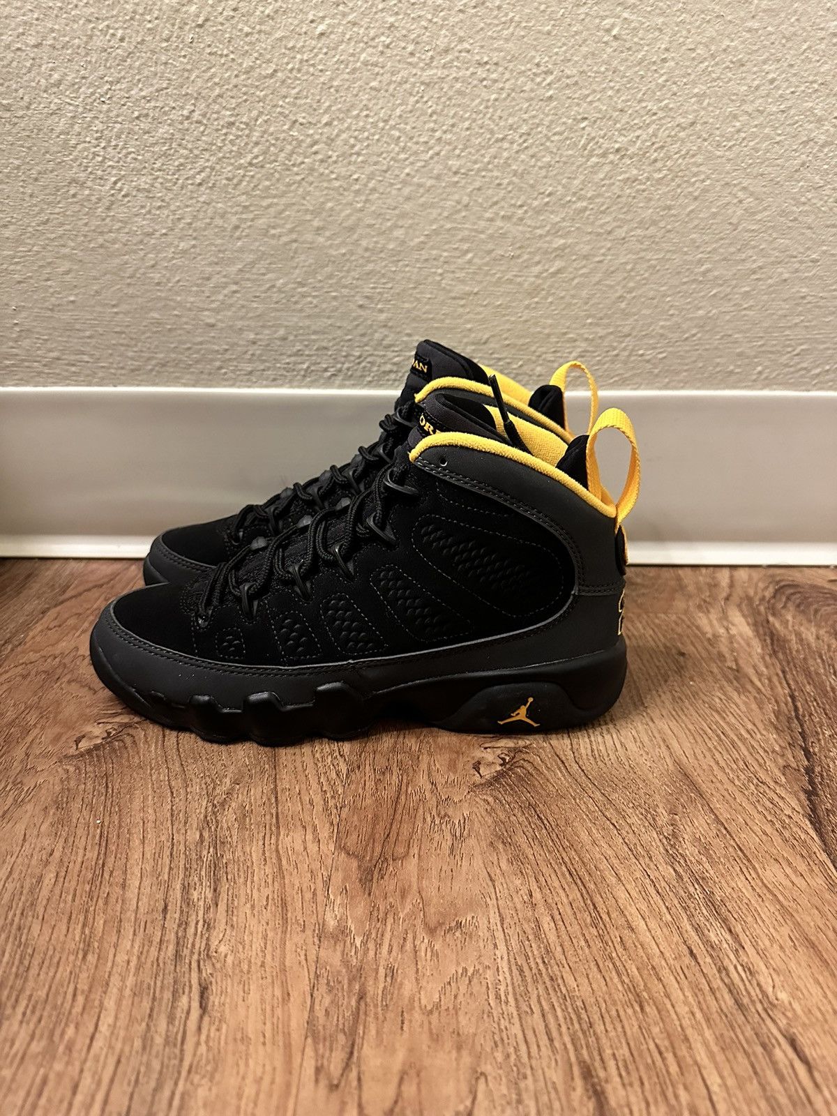 Jordan Retro Dark Charcoal University Gold (GS) Sample