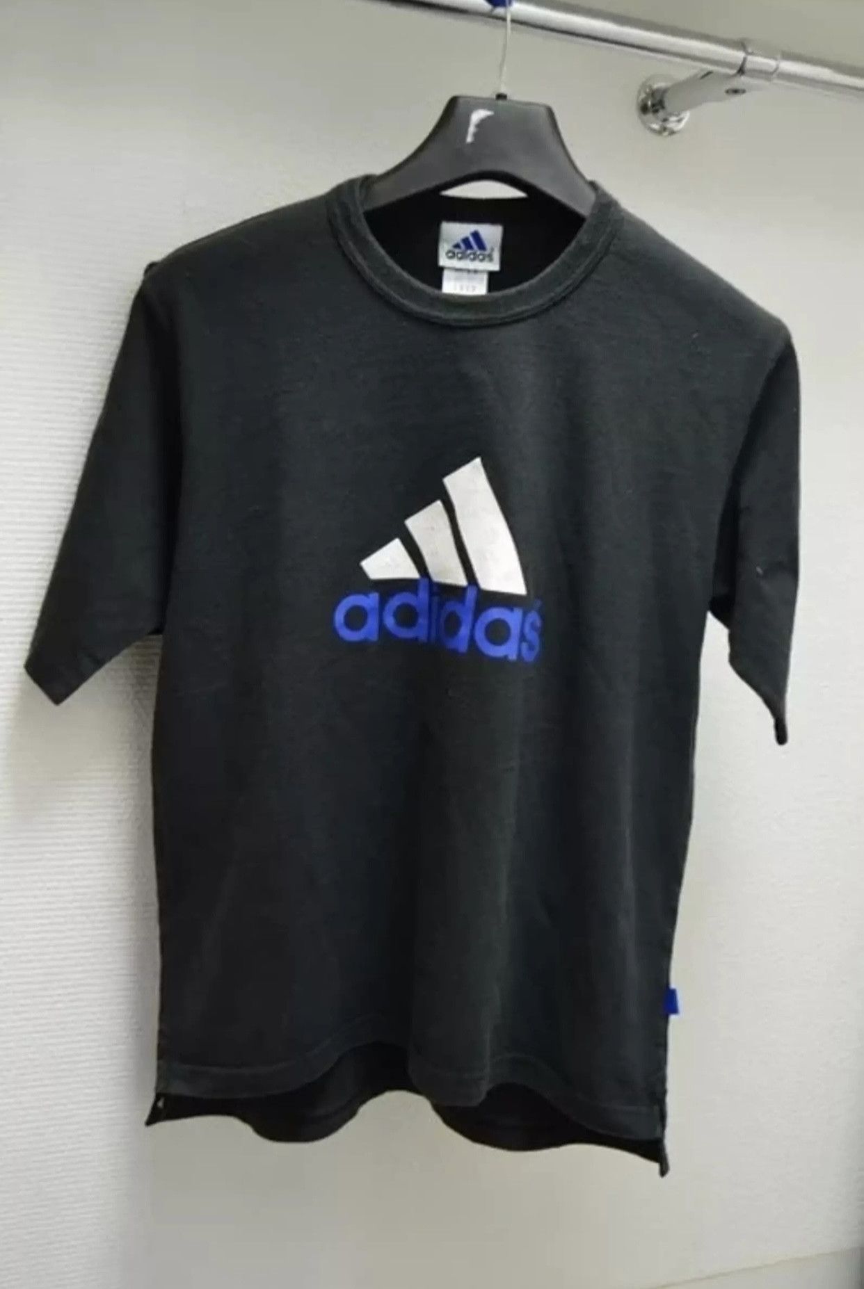 Vintage Adidas big logo vintage t -shirt L size Size US L / EU 52-54 / 3 - 1 Thumbnail