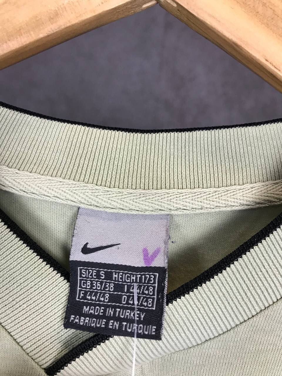 Nike Nike swoosh streetwear vintage center logo tee Size US S / EU 44-46 / 1 - 3 Thumbnail