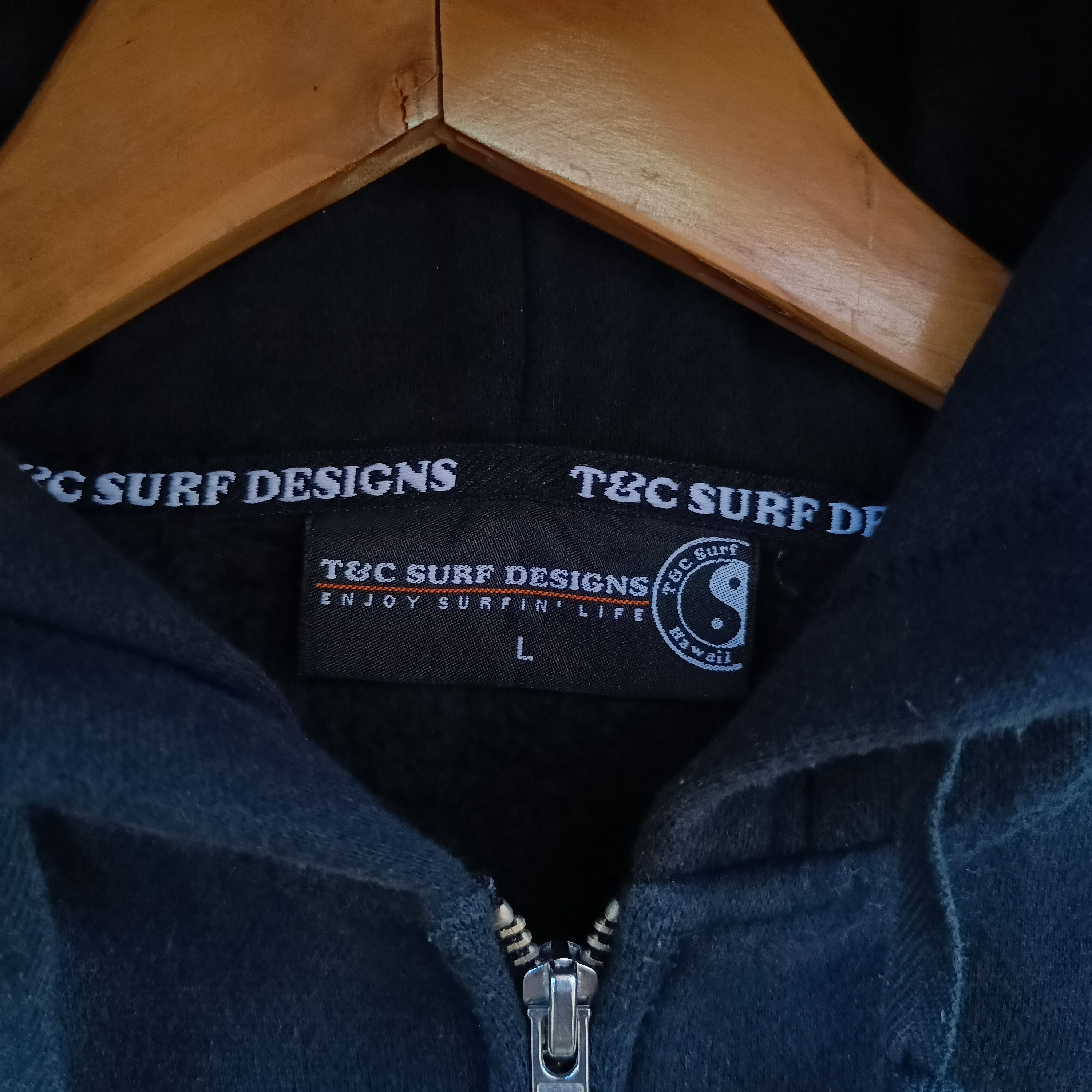 Vintage Vintage T&C Hawaii Surf Design Big Print Backhit Size US L / EU 52-54 / 3 - 7 Thumbnail