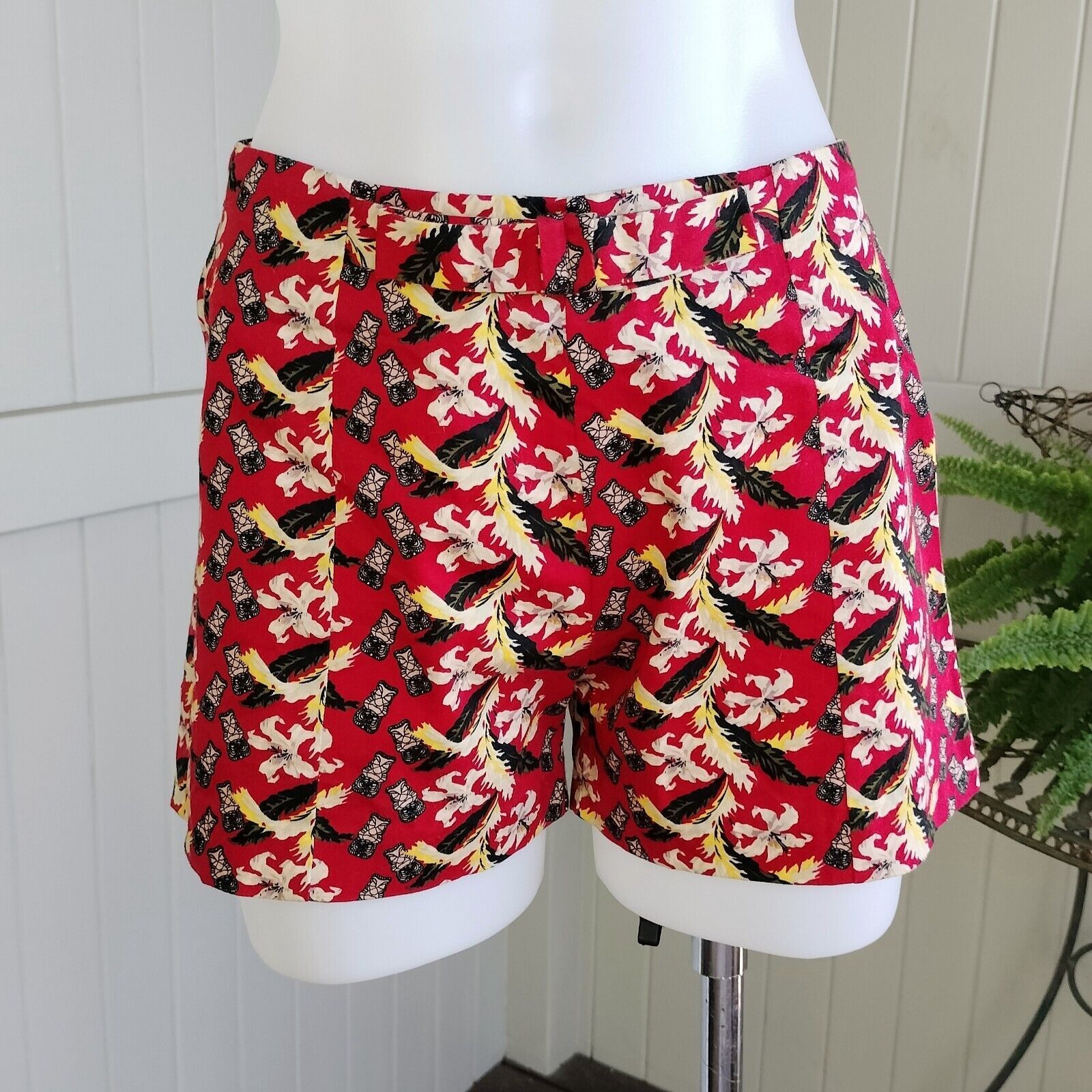 Dangerfield Revival Dangerfield Shorts Red High Waist Floral Tiki Size 26" / US 2 / IT 38 - 1 Thumbnail