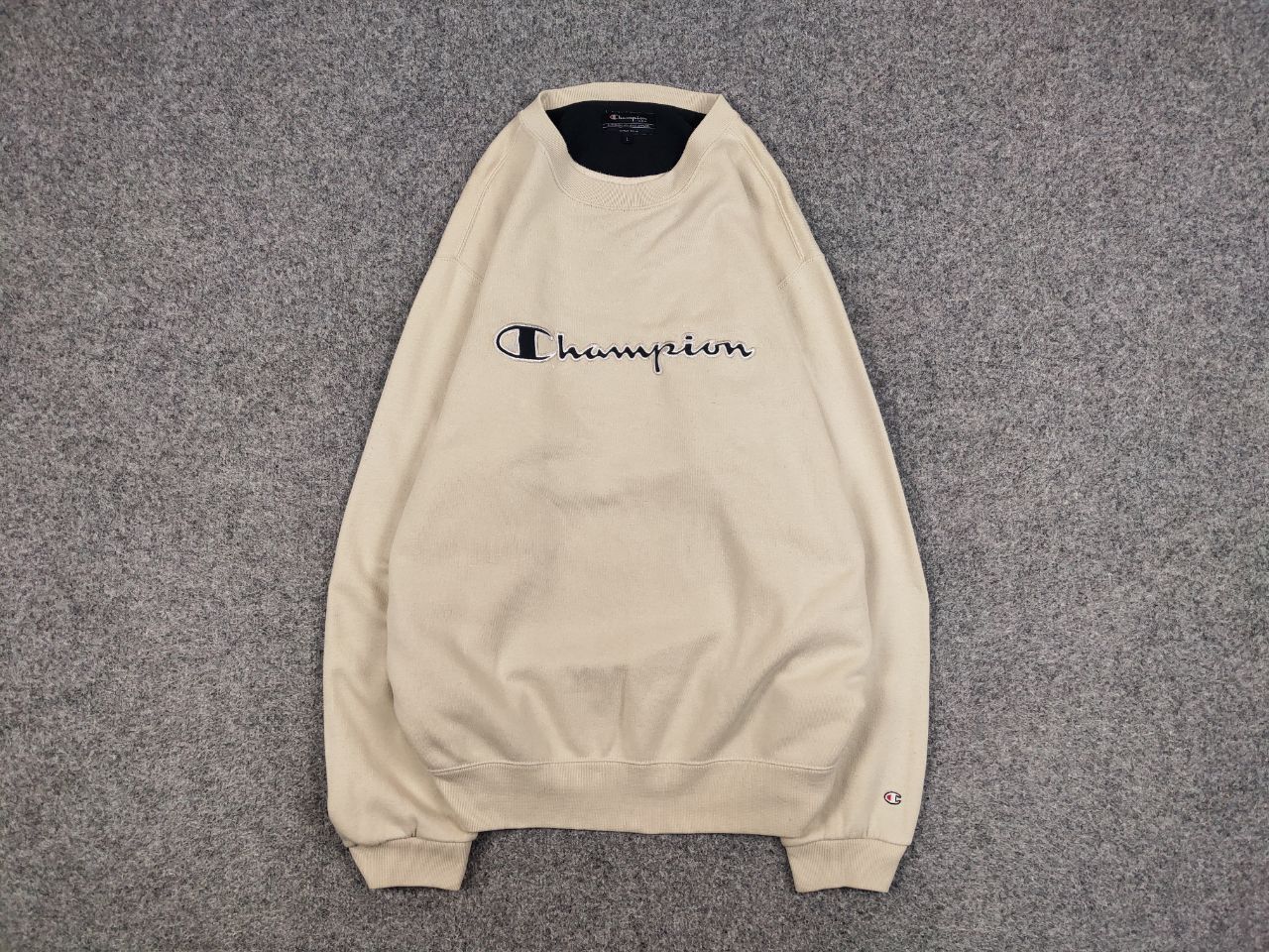 Champion Vintage 90's Champion usa Logo Beige Crewneck Sweatshirt Size US L / EU 52-54 / 3 - 1 Thumbnail