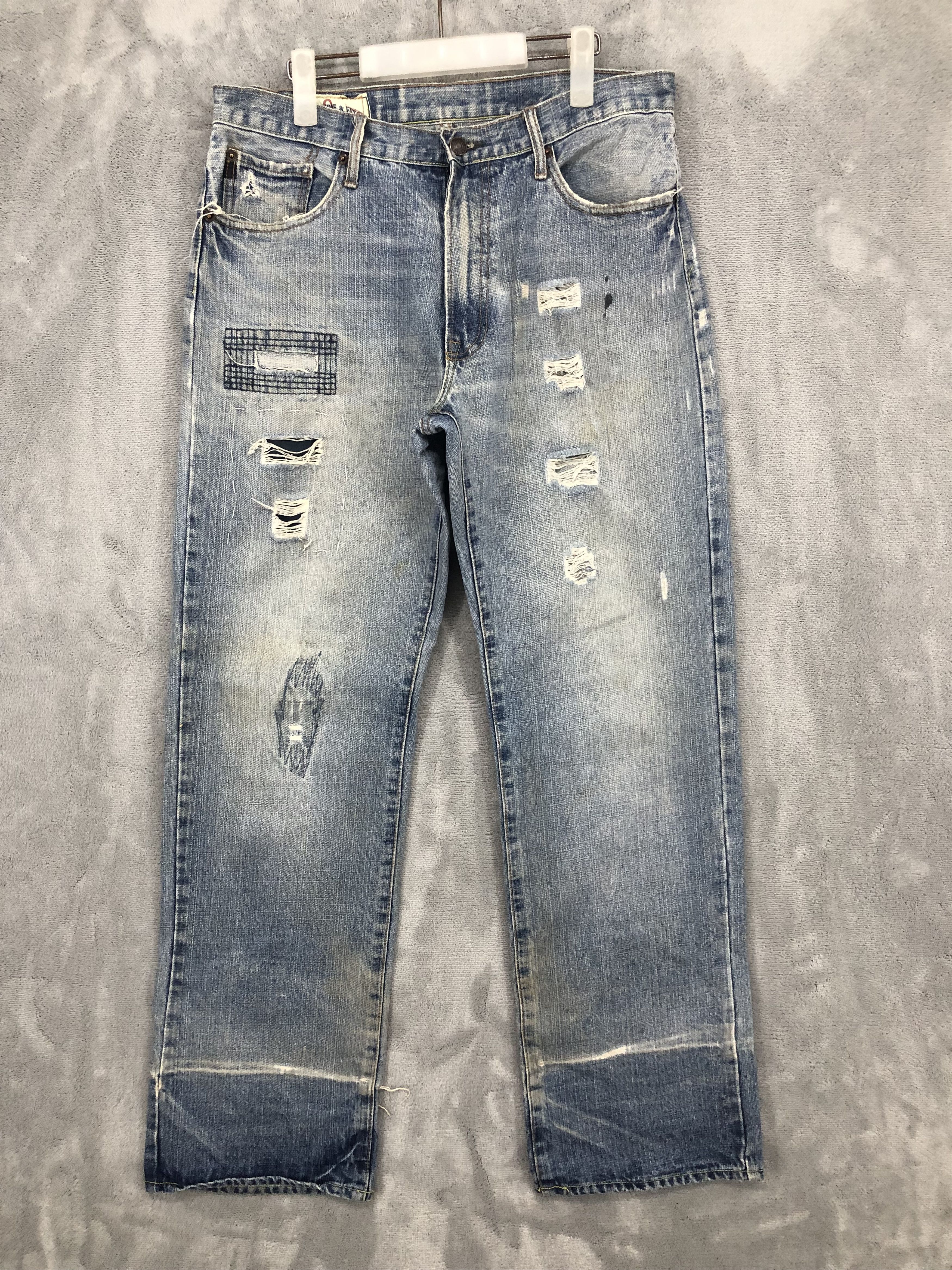 image of Abercrombie Fitch x Distressed Denim Vintage Abercrombie & Fitch Faded Distressed Denim Jean in Blu