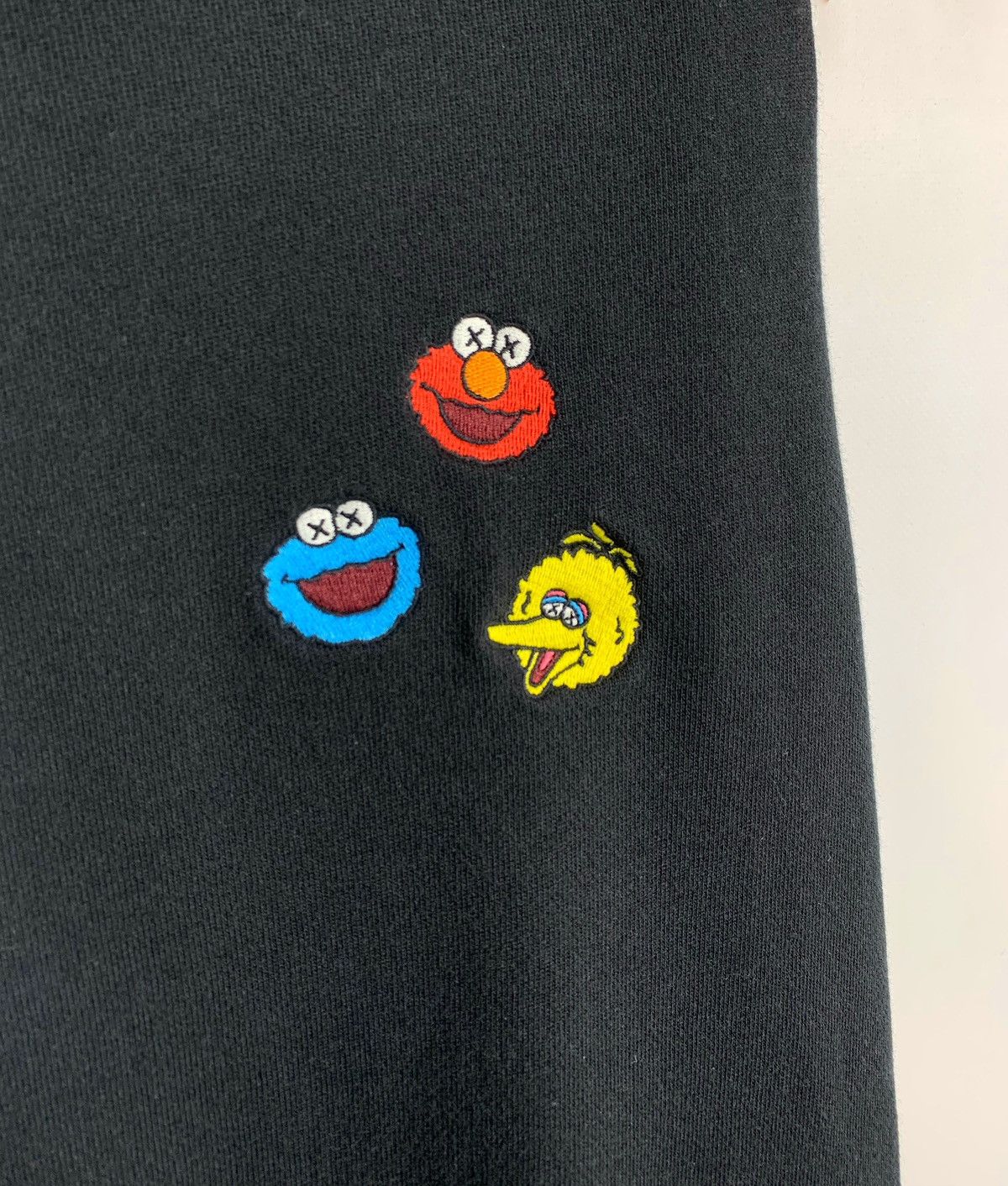 Japanese Brand × Kaws × Uniqlo Uniqlo Kaws x Sesame Street Embroidered Logo Sweatshirt Size US XL / EU 56 / 4 - 8 Thumbnail